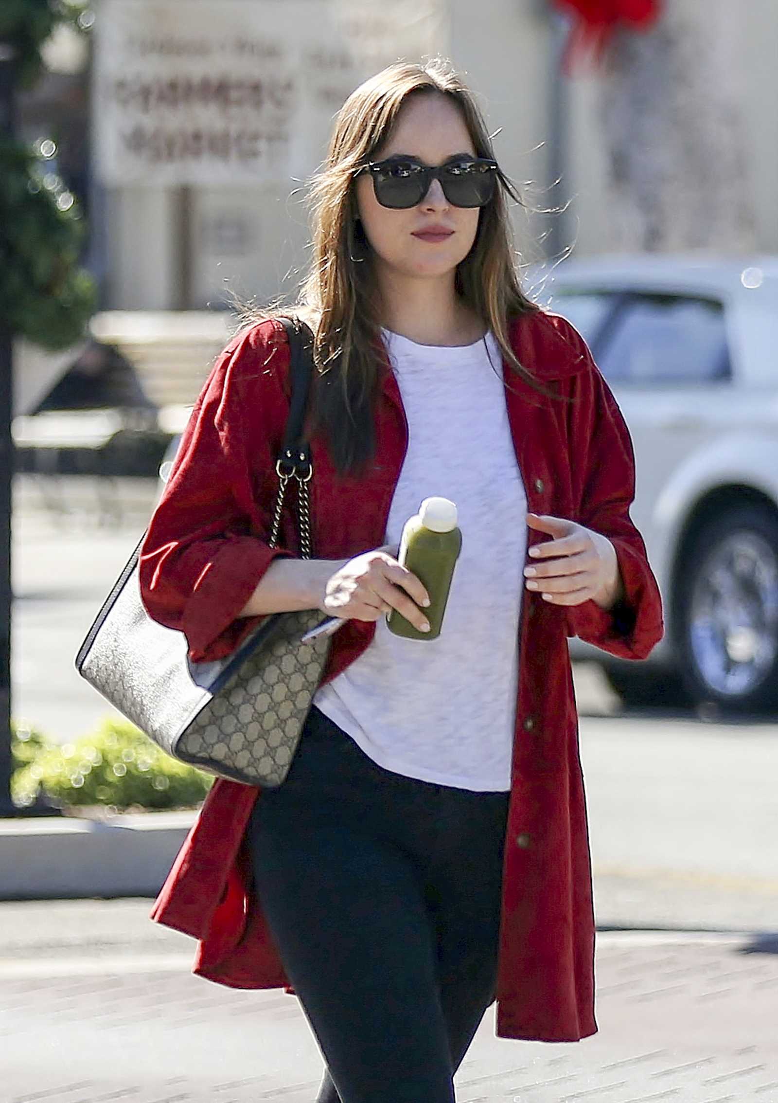 Dakota_Johnson_-_In_Los_Angeles_on_November_8-05.jpg Dakota_Johnson_-_In_Los_Angeles_on_November_8-05.jpg