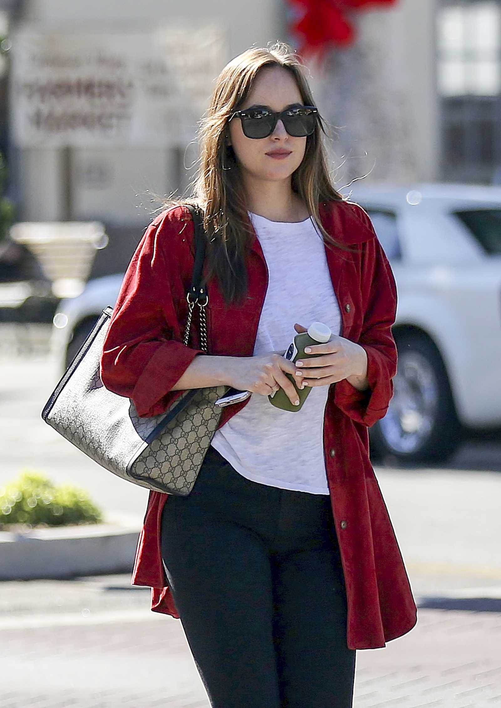 Dakota_Johnson_-_In_Los_Angeles_on_November_8-07.jpg Dakota_Johnson_-_In_Los_Angeles_on_November_8-07.jpg