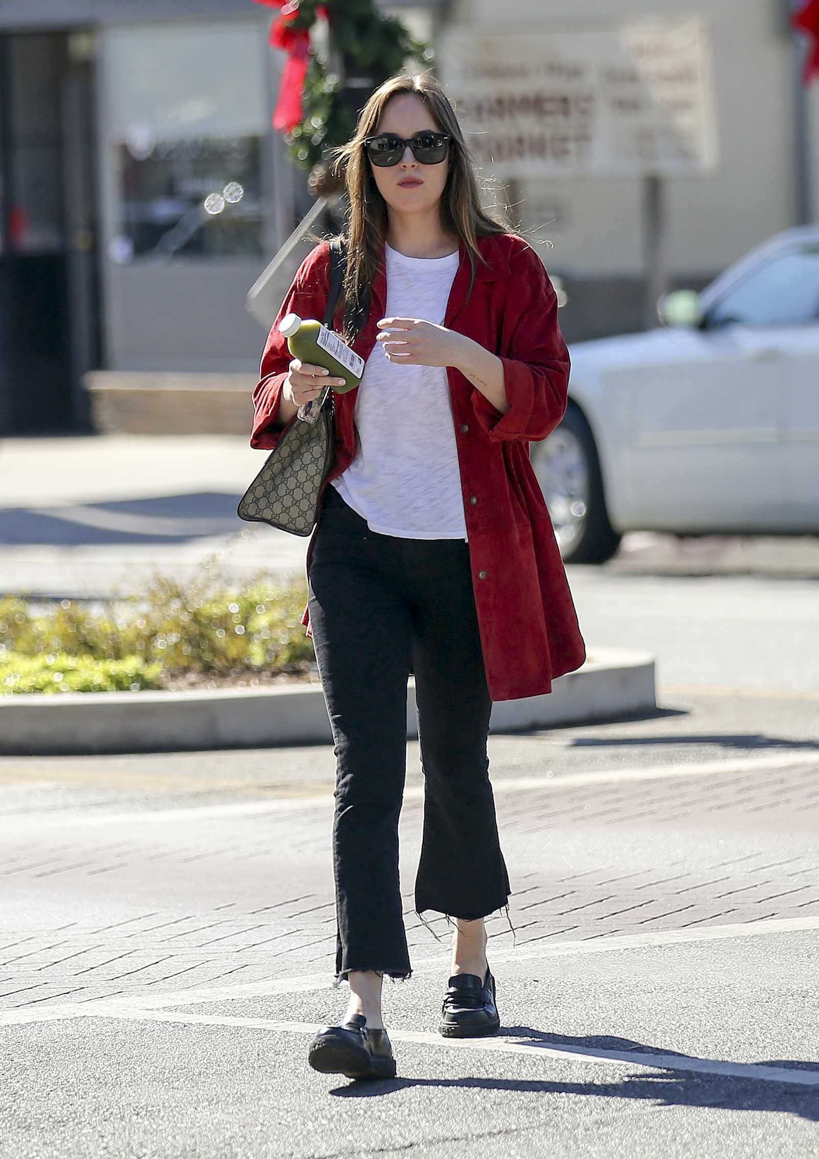 Dakota_Johnson_-_In_Los_Angeles_on_November_8-14.jpg Dakota_Johnson_-_In_Los_Angeles_on_November_8-14.jpg