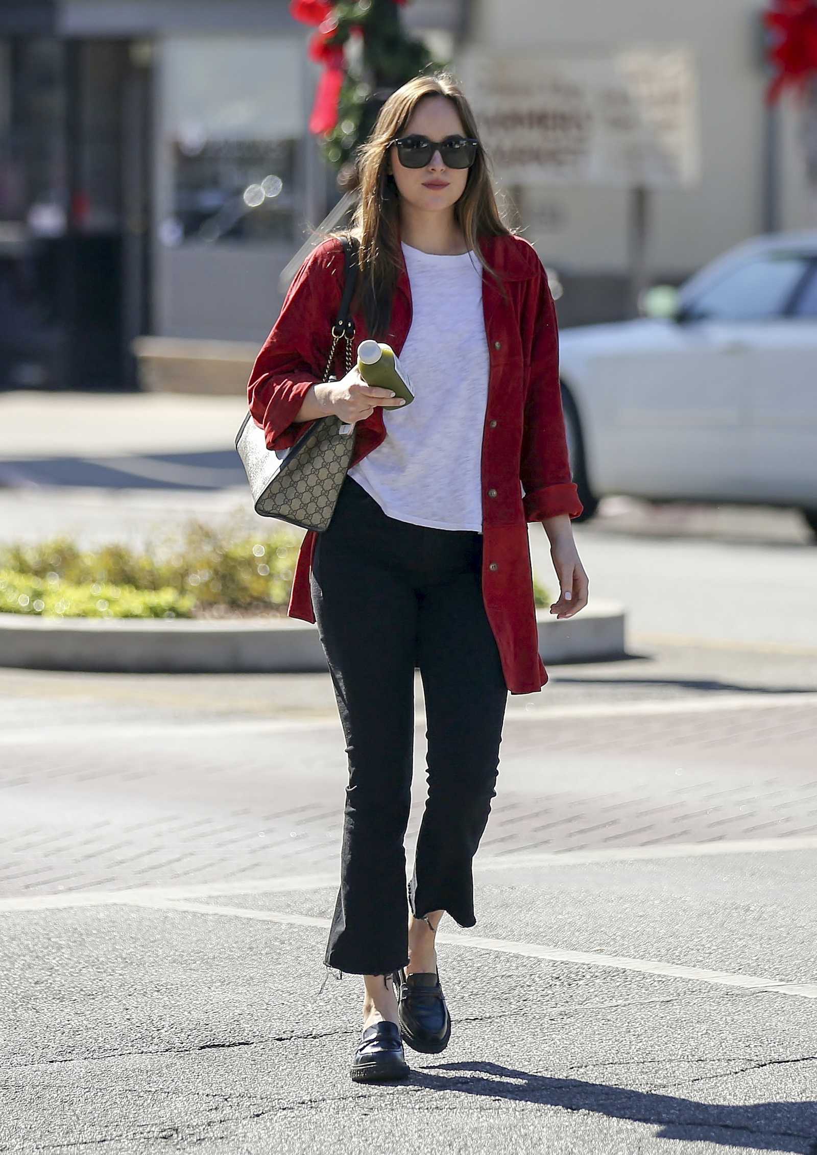 Dakota_Johnson_-_In_Los_Angeles_on_November_8-16.jpg Dakota_Johnson_-_In_Los_Angeles_on_November_8-16.jpg