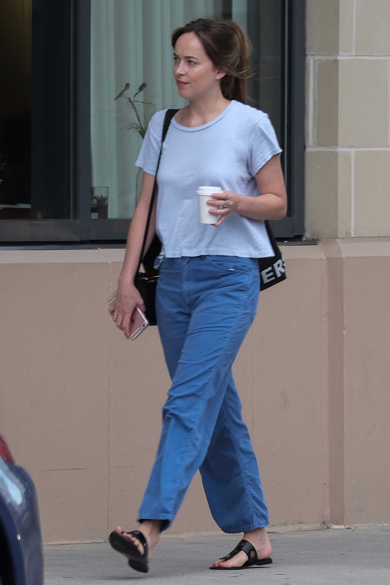 Dakota_Johnson_-_In_Savannah2C_GA_on_July_16-04.jpg Dakota_Johnson_-_In_Savannah2C_GA_on_July_16-04.jpg