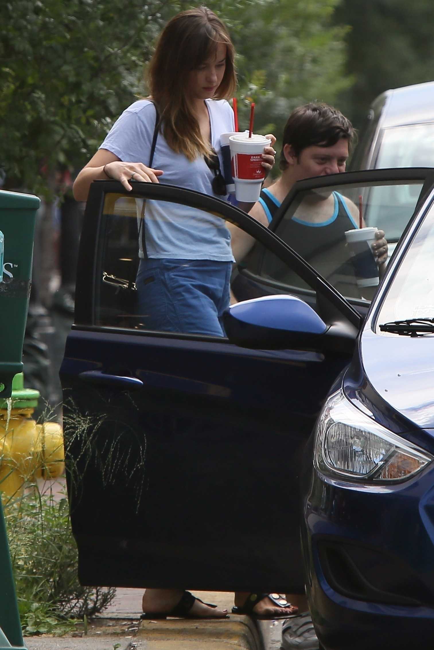 Dakota_Johnson_-_In_Savannah2C_GA_on_July_16-10.jpg
