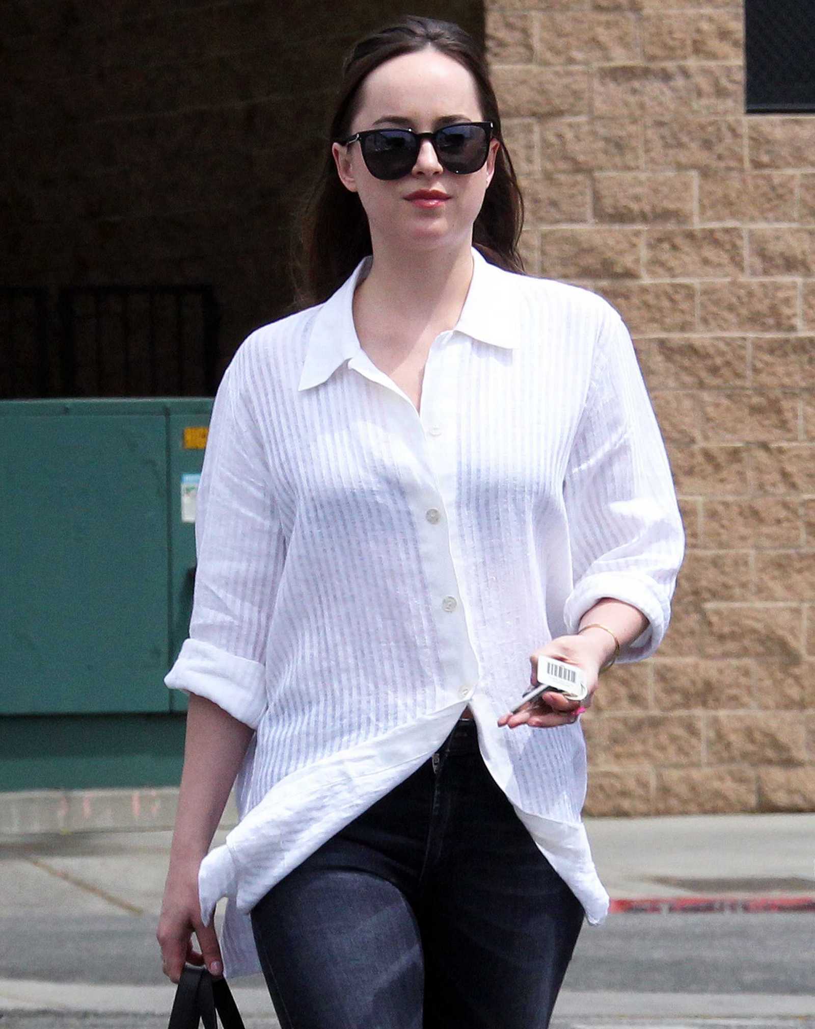 Dakota_Johnson_-_In_West_Hollywood_on_April_17-01.jpg Dakota_Johnson_-_In_West_Hollywood_on_April_17-01.jpg