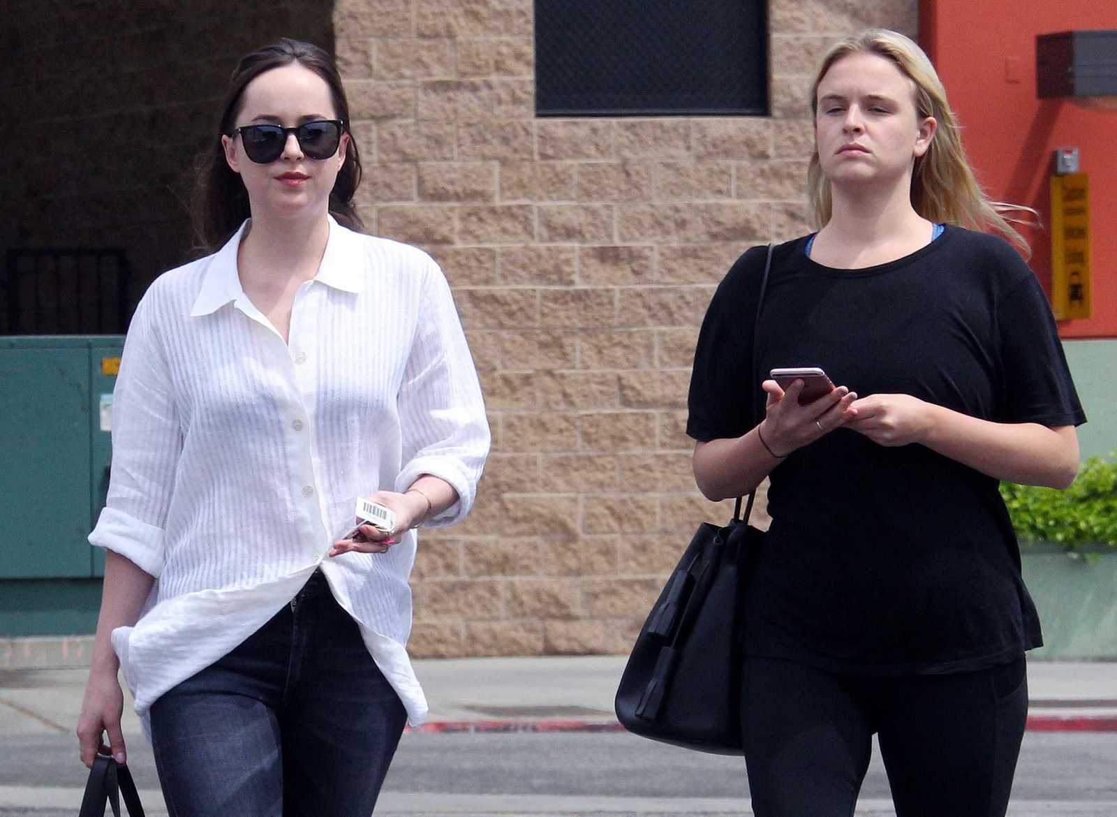 Dakota_Johnson_-_In_West_Hollywood_on_April_17-06.jpg Dakota_Johnson_-_In_West_Hollywood_on_April_17-06.jpg