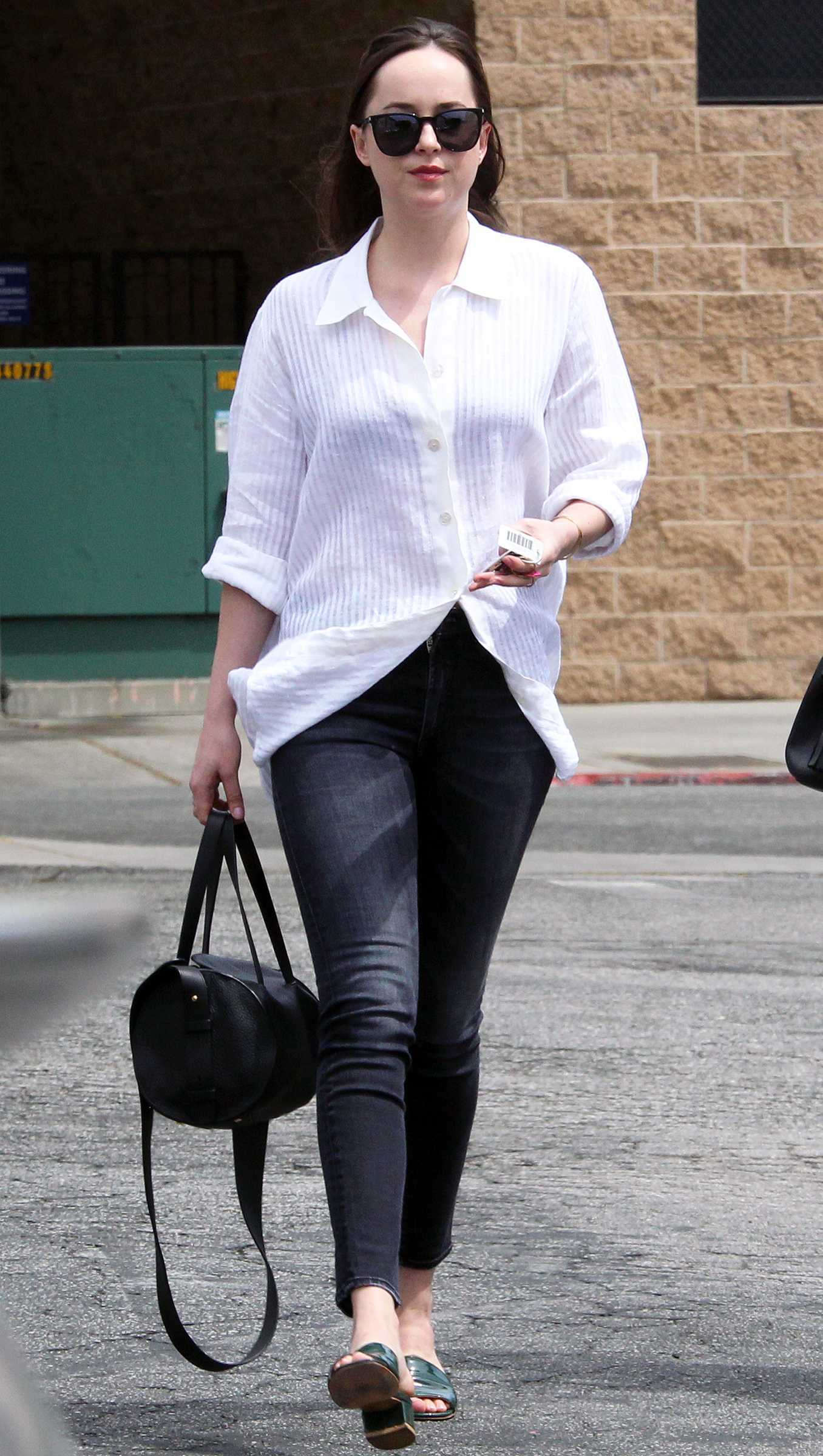 Dakota_Johnson_-_In_West_Hollywood_on_April_17-09.jpg Dakota_Johnson_-_In_West_Hollywood_on_April_17-09.jpg