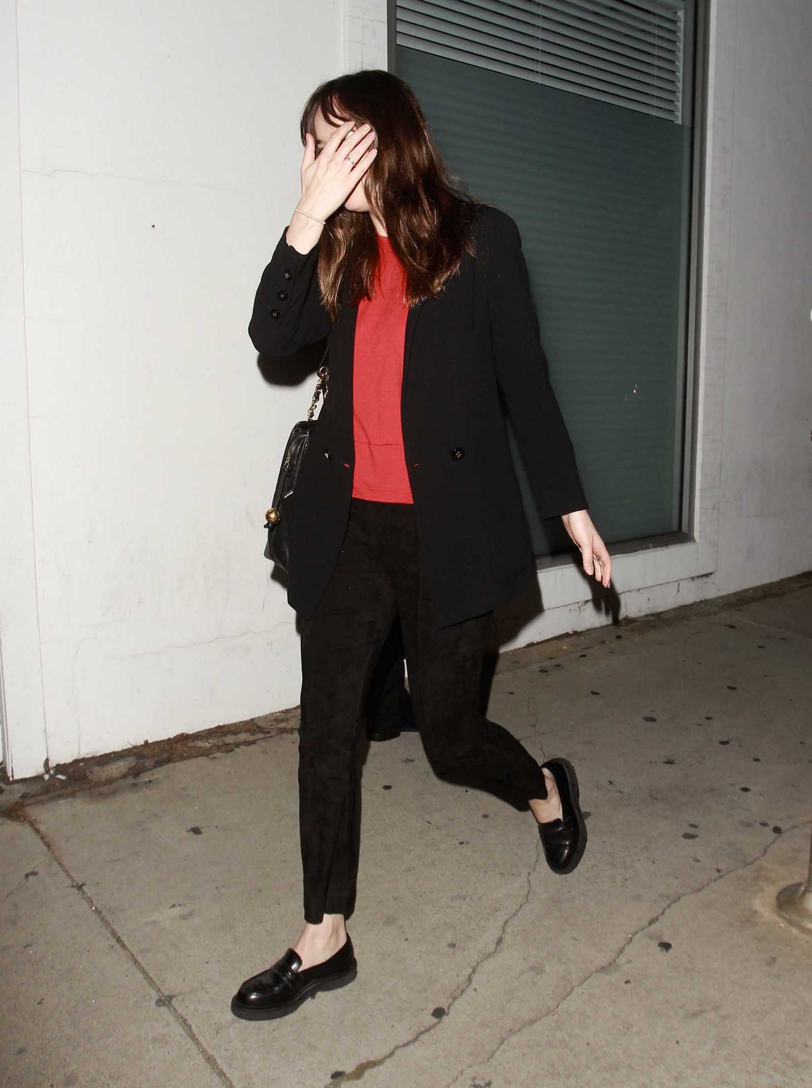 Dakota_Johnson_-_Leaving_a_restaurant_in_Los_Angeles_on_May_12-04.jpg Dakota_Johnson_-_Leaving_a_restaurant_in_Los_Angeles_on_May_12-04.jpg