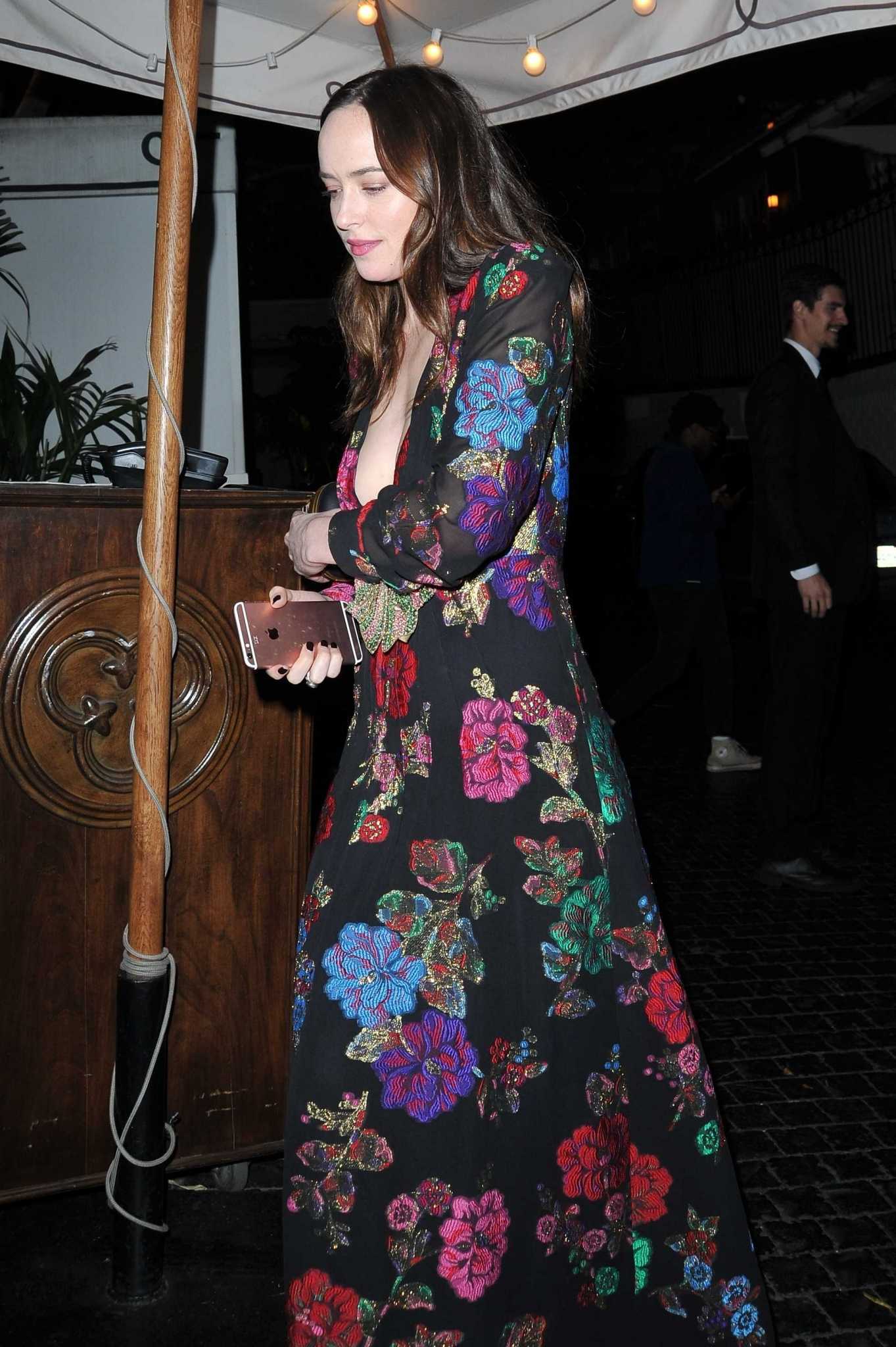 Dakota_Johnson_-_Leaving_the_Chateau_Marmont_in_West_Hollywood_on_March_25-14.jpg