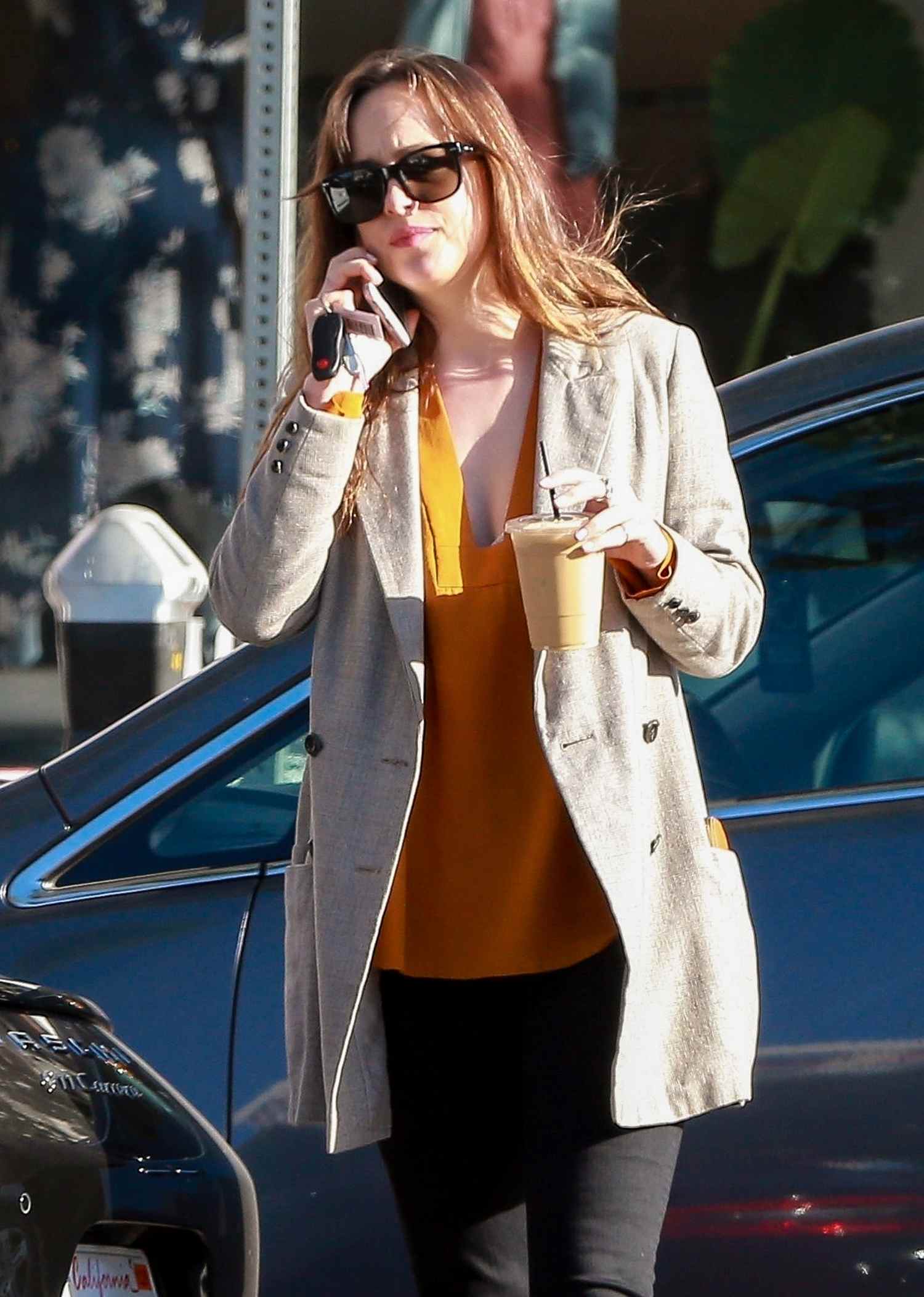 Dakota_Johnson_-_On_a_coffee_run_in_Beverly_Hills_-_November_9-05.jpg Dakota_Johnson_-_On_a_coffee_run_in_Beverly_Hills_-_November_9-05.jpg