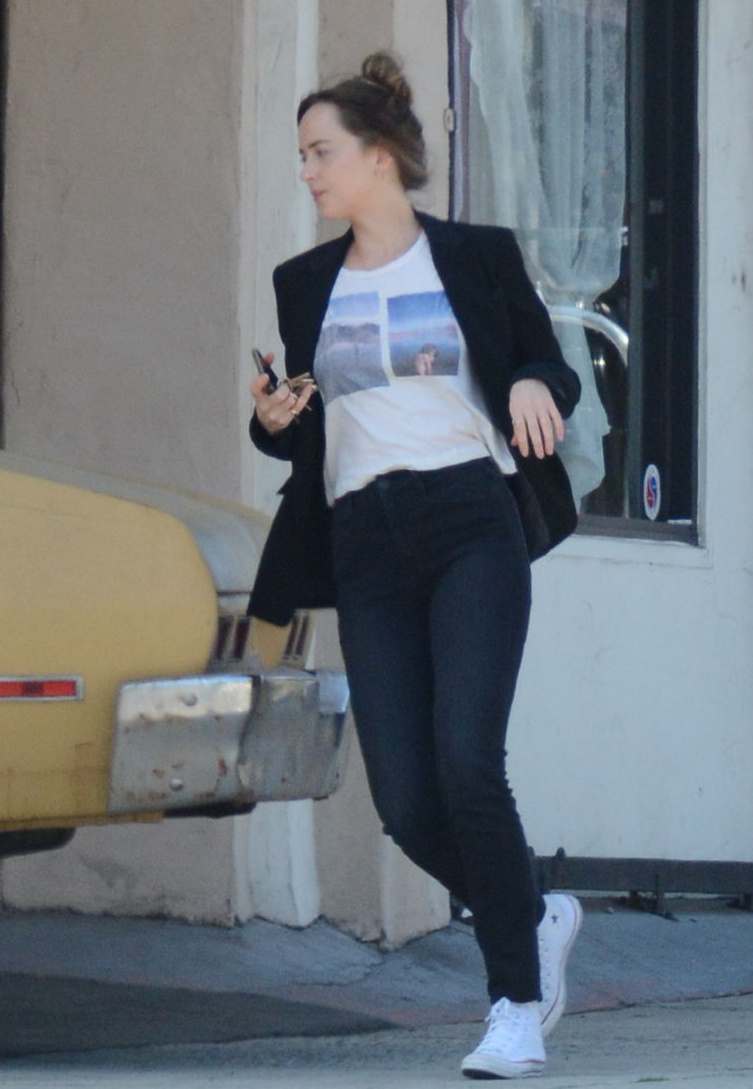 Dakota_Johnson_-_On_the_movie_set_of_Covers_in_Hollywood_June_52C_2019-02.jpg Dakota_Johnson_-_On_the_movie_set_of_Covers_in_Hollywood_June_52C_2019-02.jpg