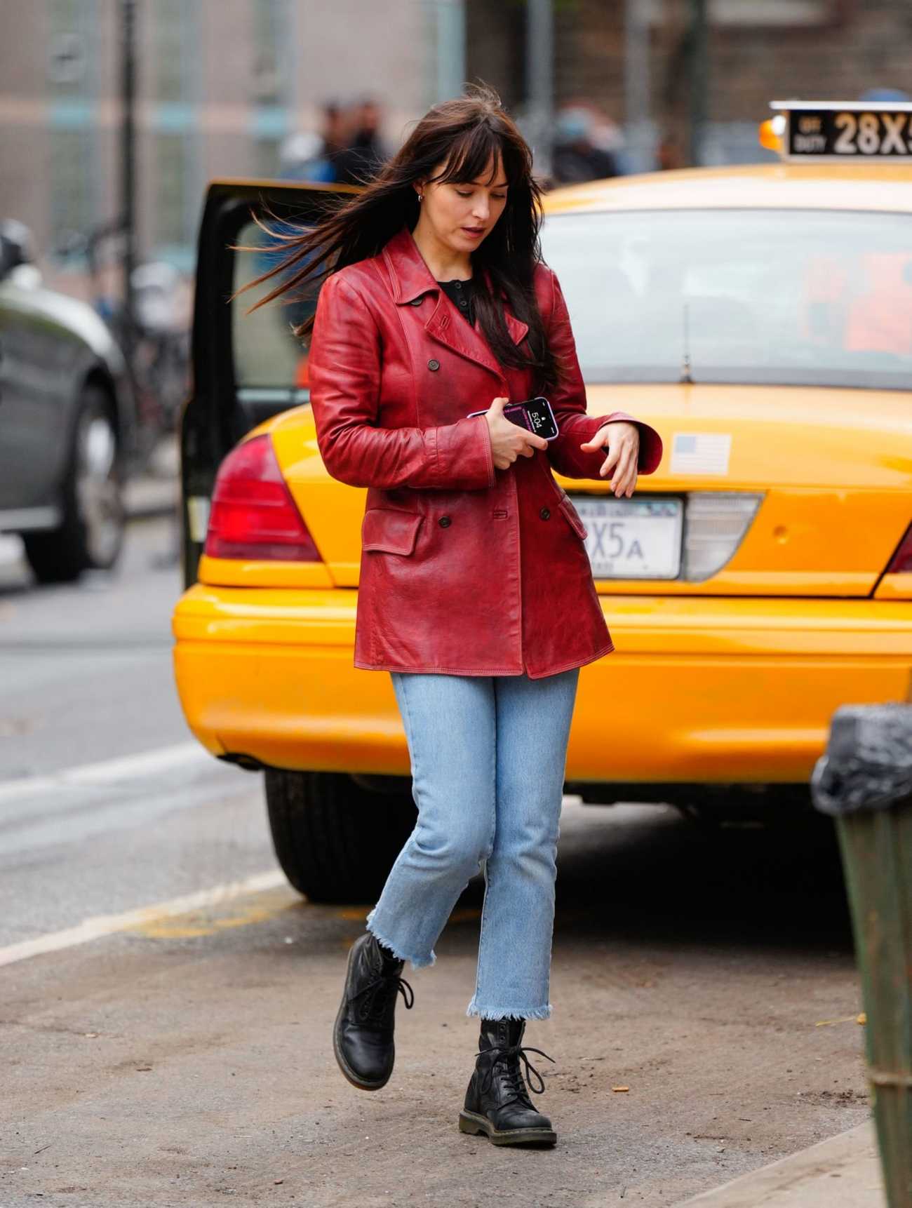 Dakota_Johnson_-_On_the_set_of__Madame_Web__in_Boston_1012202205.jpg Dakota_Johnson_-_On_the_set_of__Madame_Web__in_Boston_1012202205.jpg