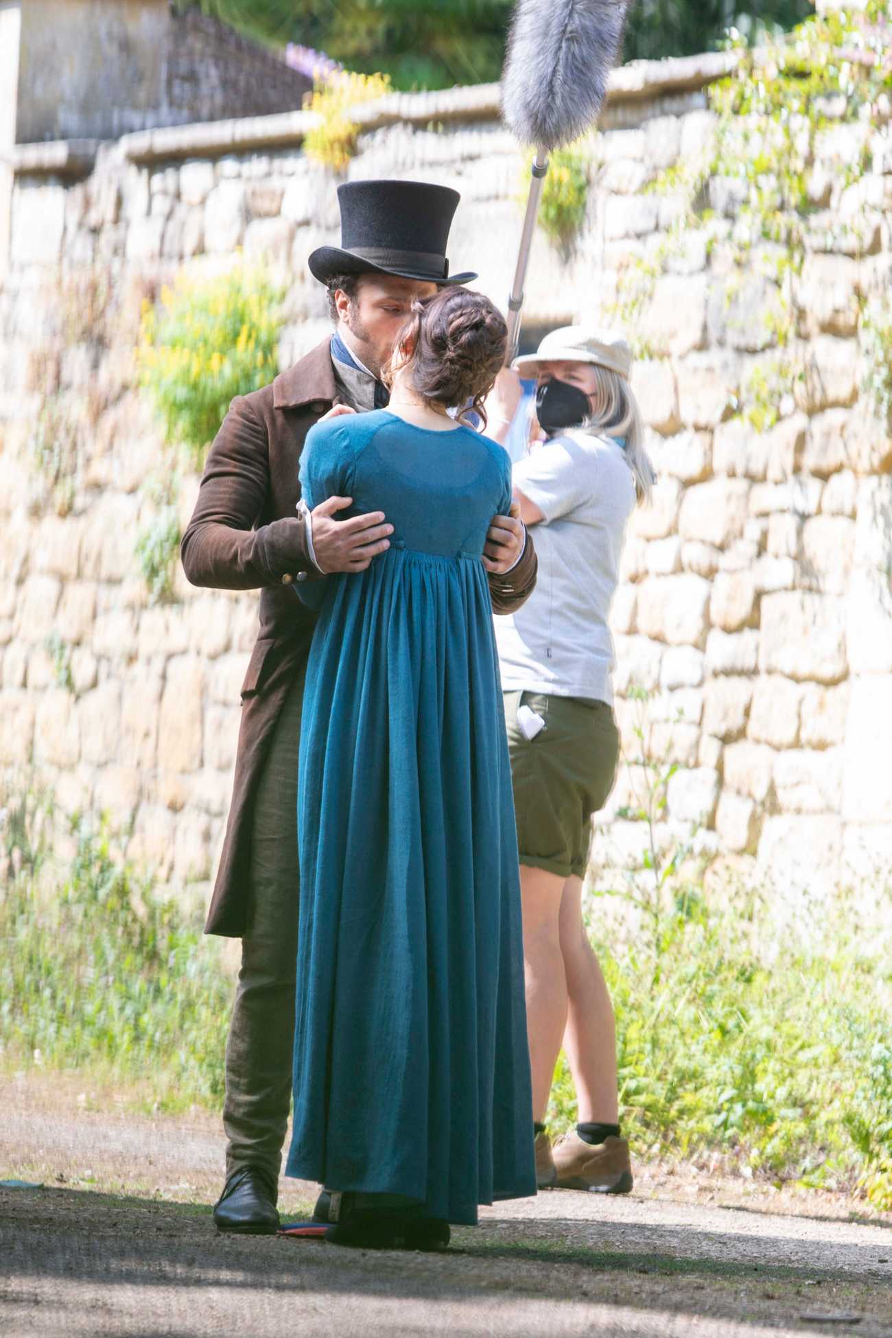 Dakota_Johnson_-_On_the_set_of__Persuasion__in_Bath2C_UK_06232021_01.jpg Dakota_Johnson_-_On_the_set_of__Persuasion__in_Bath2C_UK_06232021_01.jpg