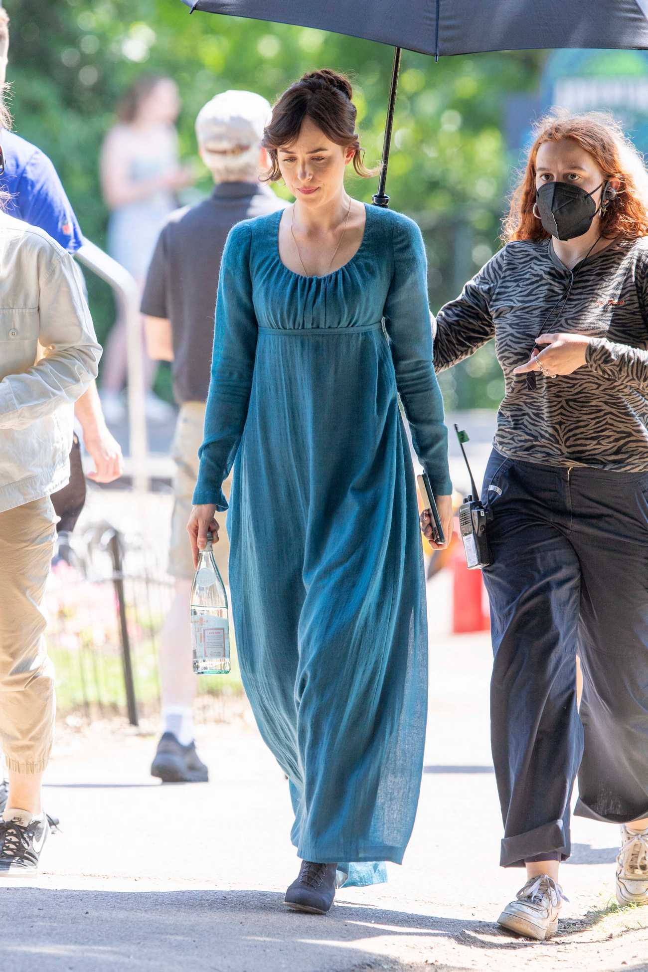 Dakota_Johnson_-_On_the_set_of__Persuasion__in_Bath2C_UK_06232021_06.jpg Dakota_Johnson_-_On_the_set_of__Persuasion__in_Bath2C_UK_06232021_06.jpg