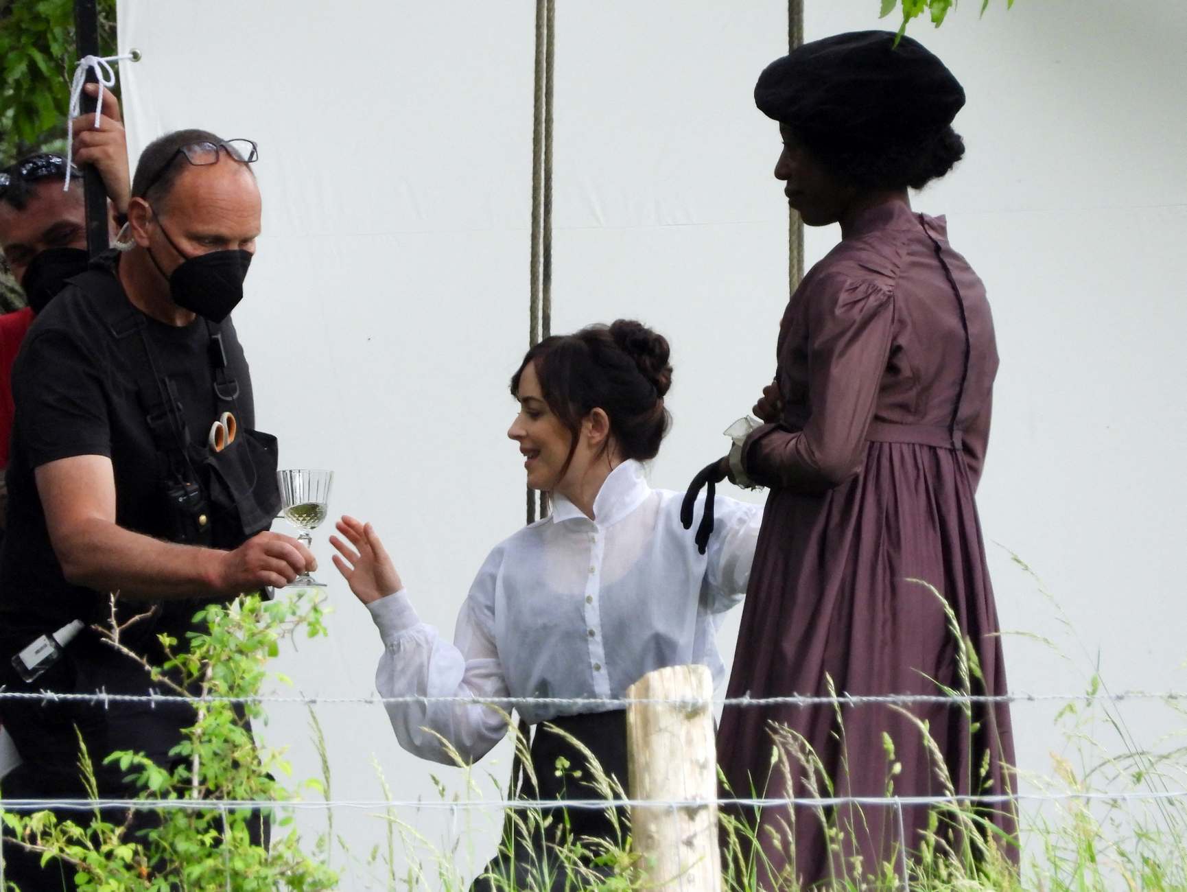 Dakota_Johnson_-_On_the_set_of__Persuasion__in_Salisbury2C_UK_06122021_14.jpg Dakota_Johnson_-_On_the_set_of__Persuasion__in_Salisbury2C_UK_06122021_14.jpg