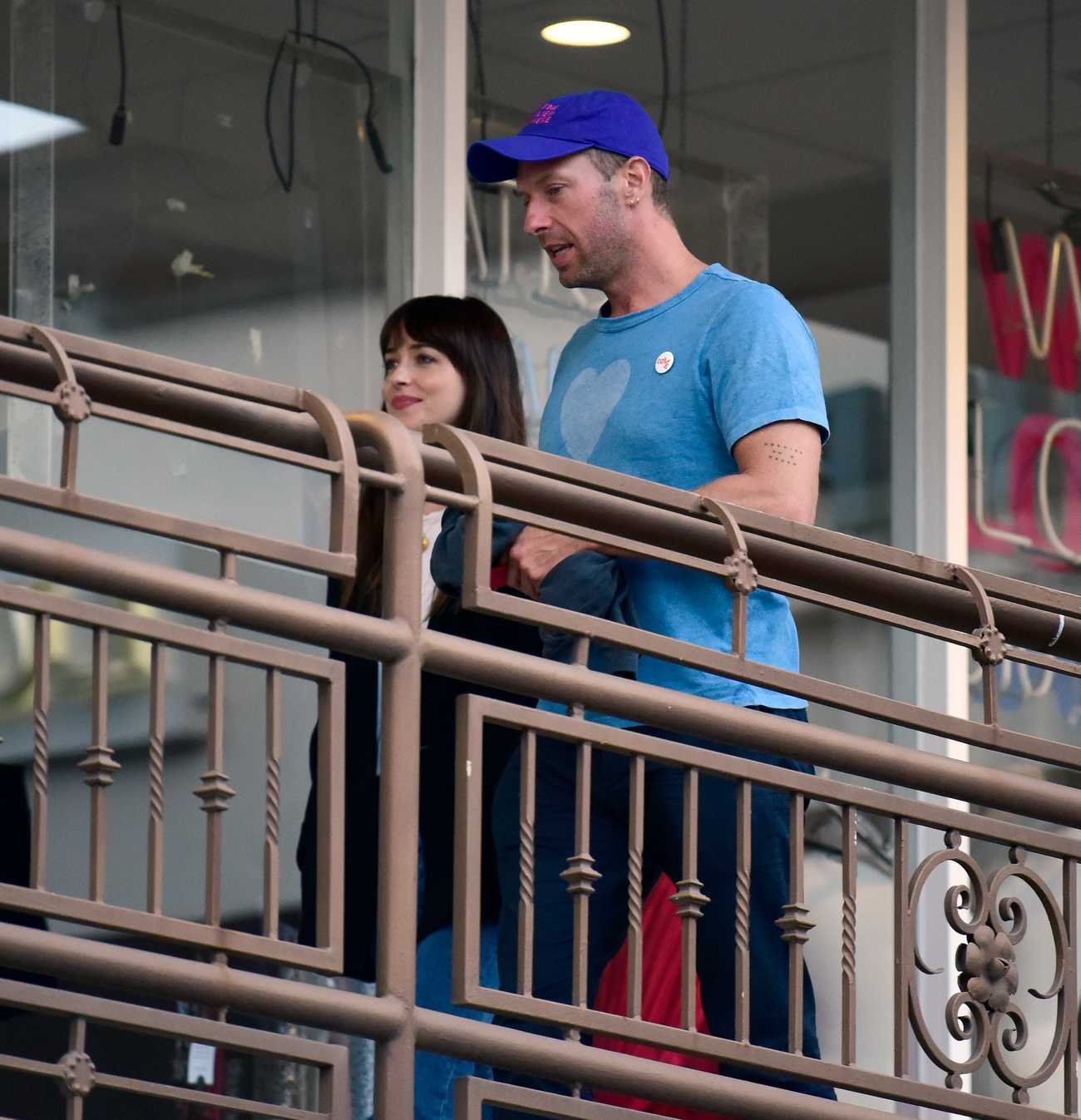 Dakota_Johnson_-_Out_in_Hollywood_0526202202.jpg