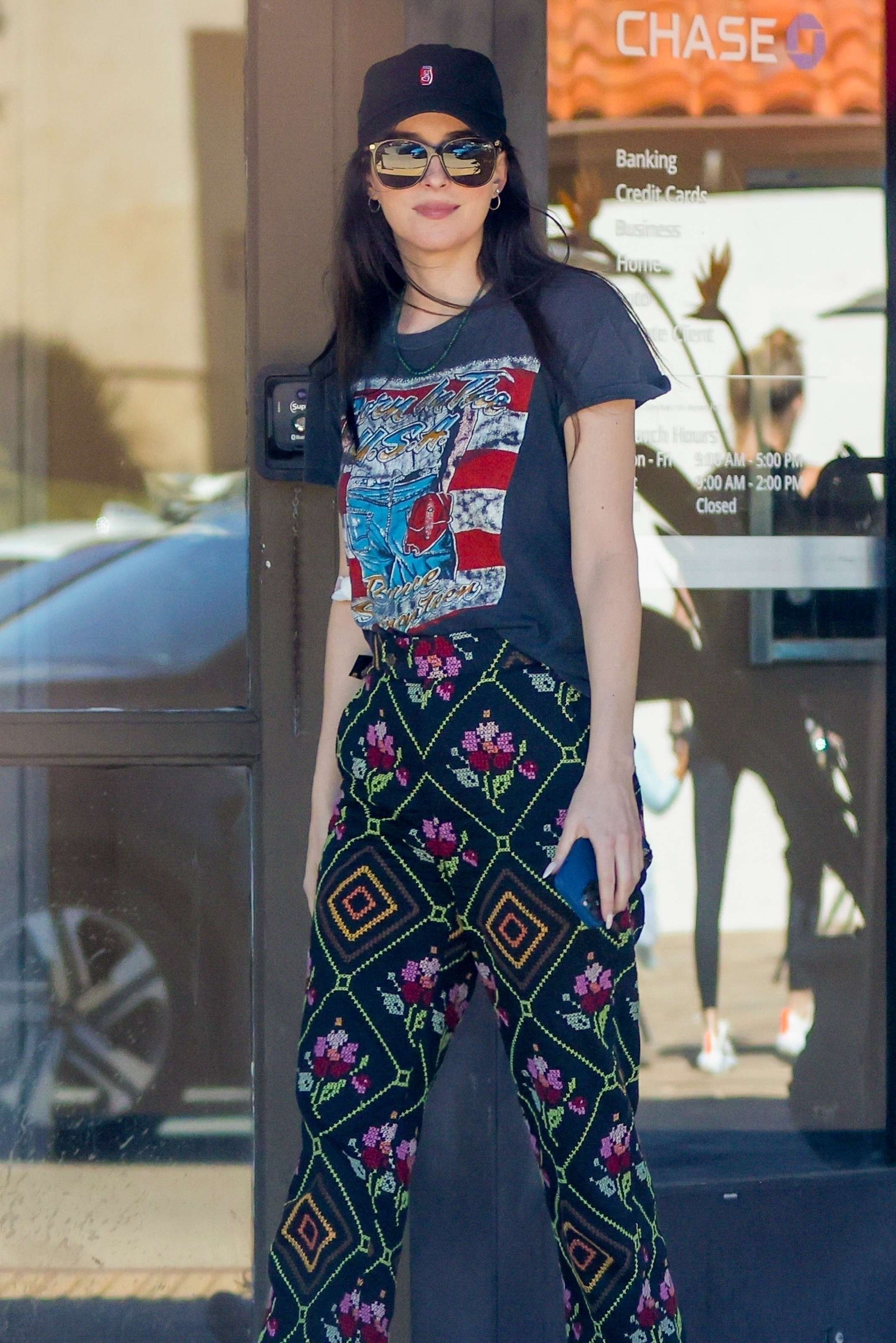Dakota_Johnson_-_Out_in_Malibu_0407202302.jpg Dakota_Johnson_-_Out_in_Malibu_0407202302.jpg