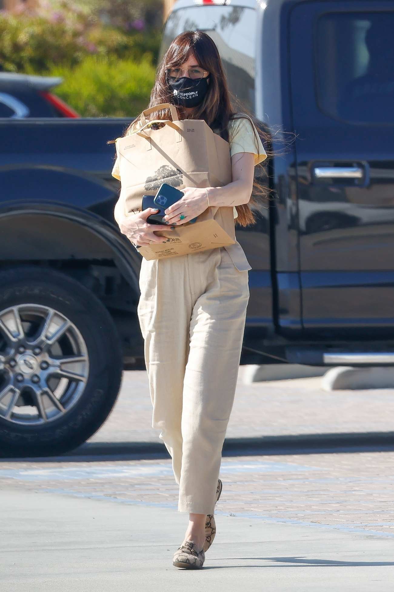 Dakota_Johnson_-_Out_in_Malibu_04192021_01.jpg Dakota_Johnson_-_Out_in_Malibu_04192021_01.jpg