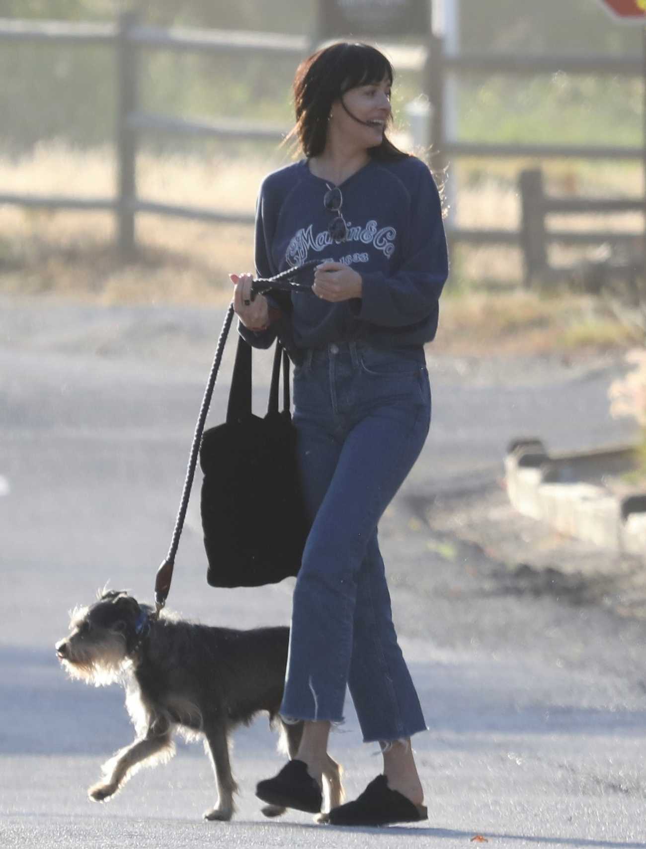 Dakota_Johnson_-_Out_in_Malibu_0529202201.jpg