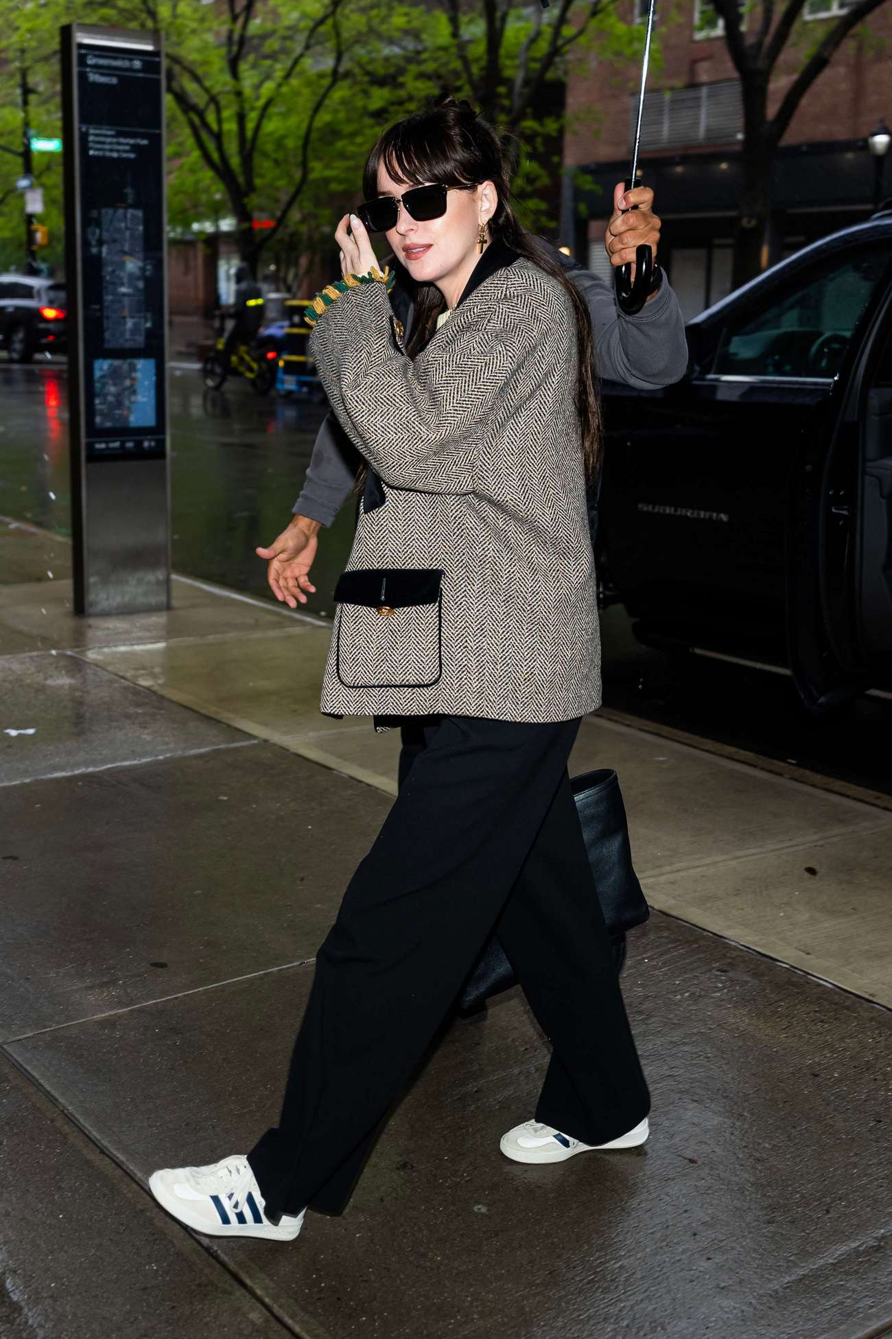 Dakota_Johnson_-_Out_in_New_York_0429202304.jpg Dakota_Johnson_-_Out_in_New_York_0429202304.jpg