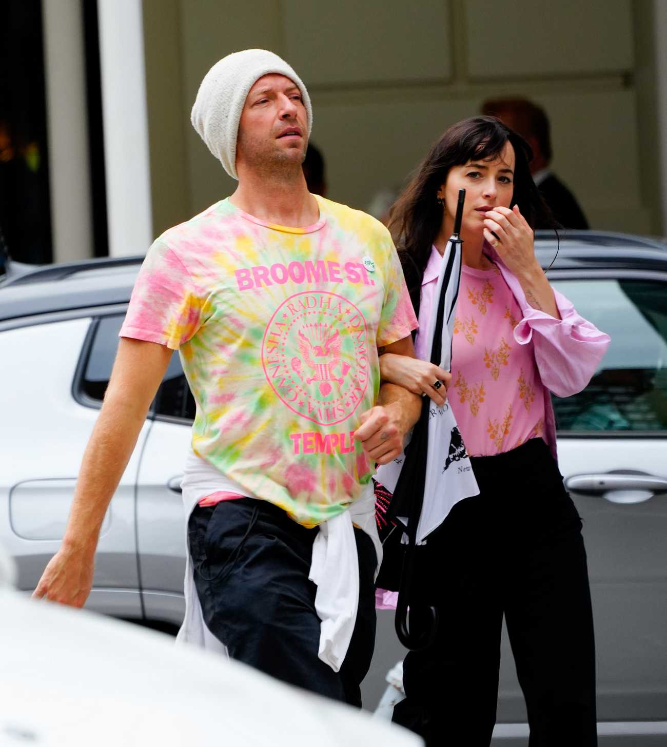 Dakota_Johnson_-_Out_in_New_York_0607202206.jpg