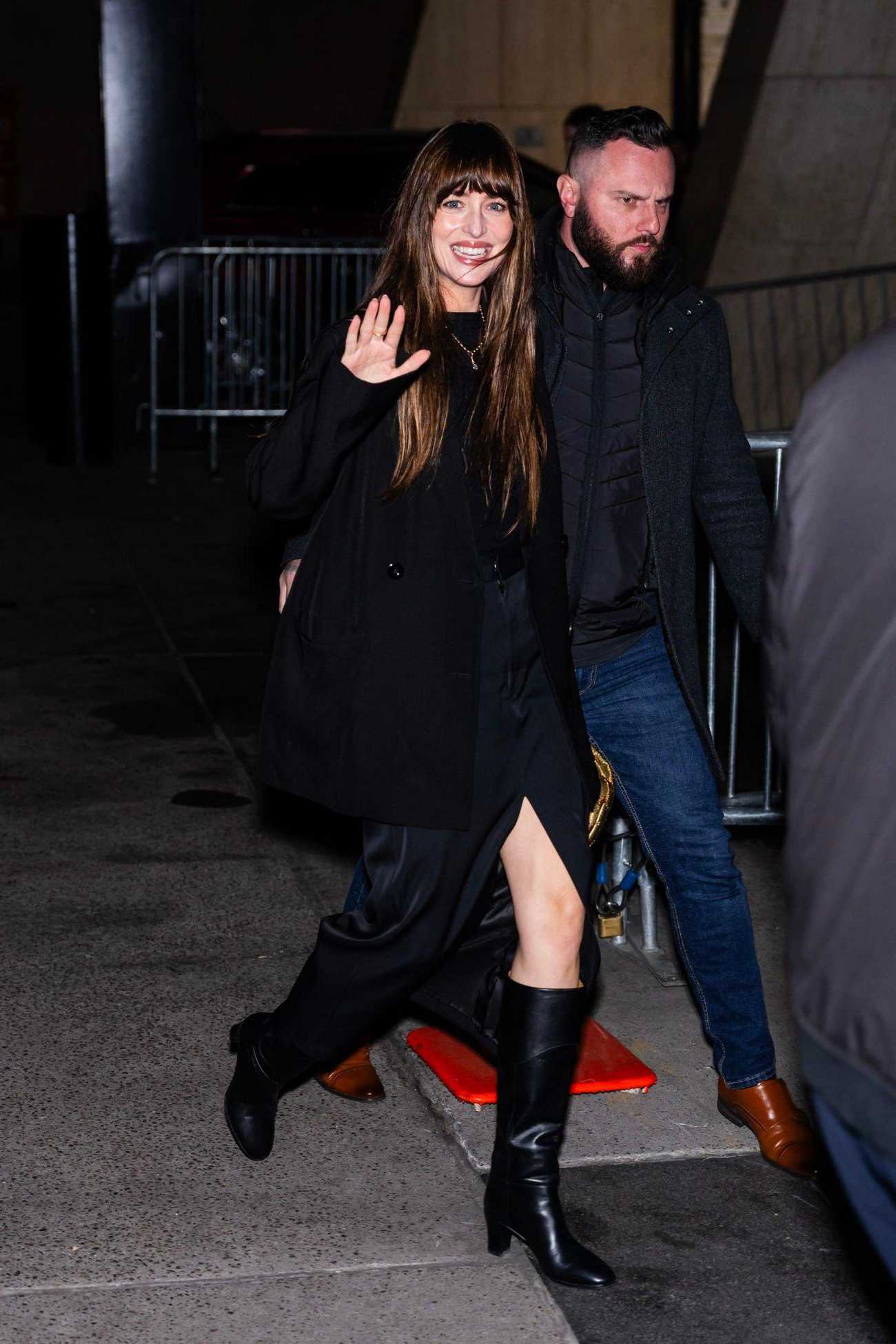 Dakota_Johnson_-_Out_in_New_York_1111202303.jpg Dakota_Johnson_-_Out_in_New_York_1111202303.jpg