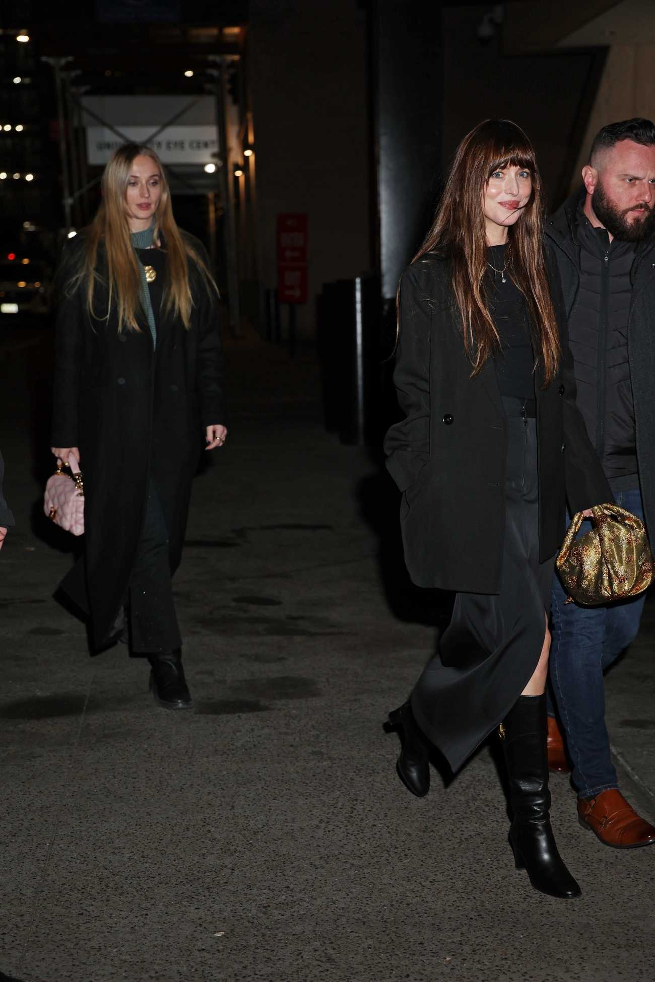 Dakota_Johnson_-_Out_in_New_York_1111202306.jpg