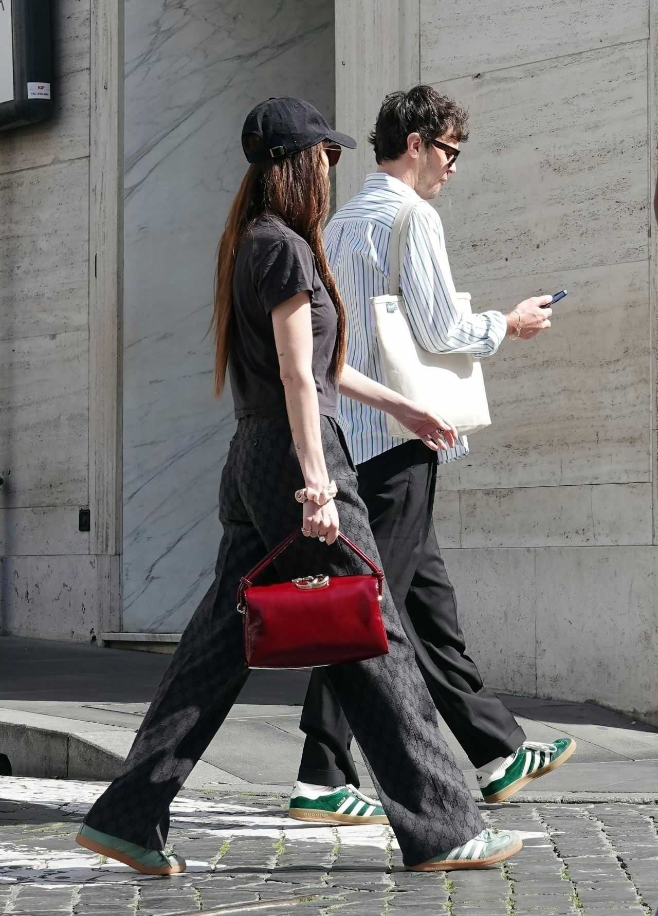 Dakota_Johnson_-_Out_in_Rome_03212024_05.jpg