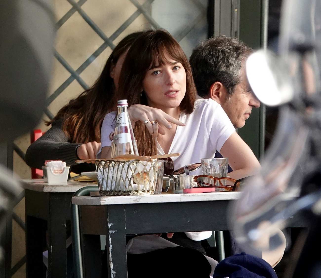 Dakota_Johnson_-_Out_in_Rome_03242024_11.jpg