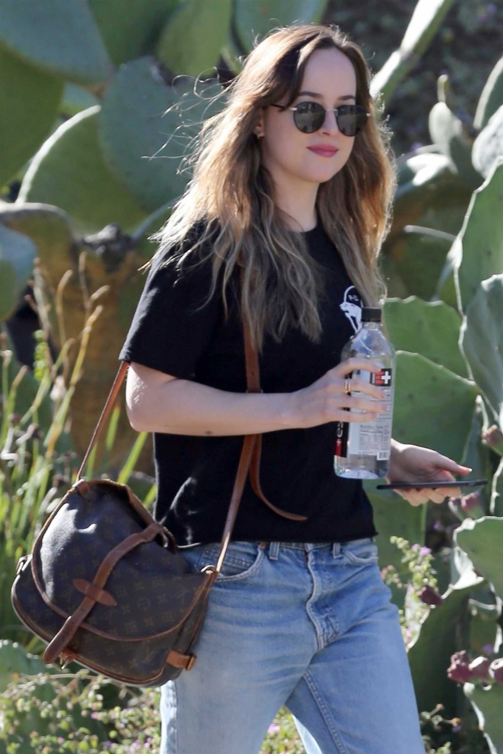 Dakota_Johnson_-_Out_running_errands_in_Hollywood2C_CA_on_December_7-01.jpg Dakota_Johnson_-_Out_running_errands_in_Hollywood2C_CA_on_December_7-01.jpg