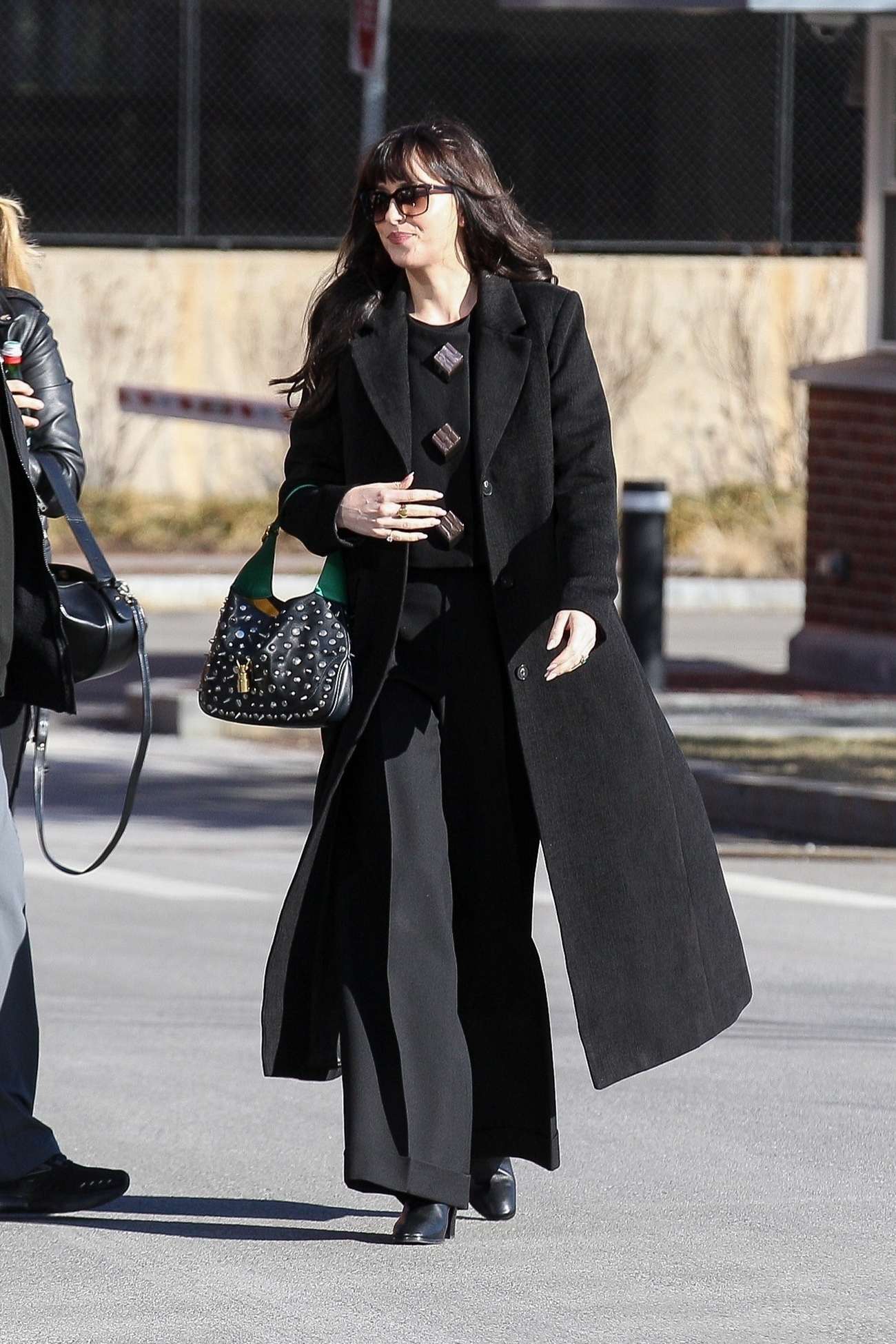 Dakota_Johnson_-_Outside_Harvard_Business_School_in_Boston_0211202305.jpg Dakota_Johnson_-_Outside_Harvard_Business_School_in_Boston_0211202305.jpg