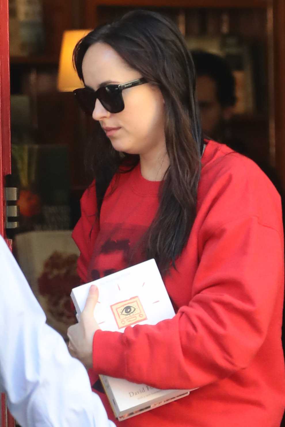 Dakota_Johnson_-_Shopping_at_a_book_store_in_Soho_on_October_18-16.jpg