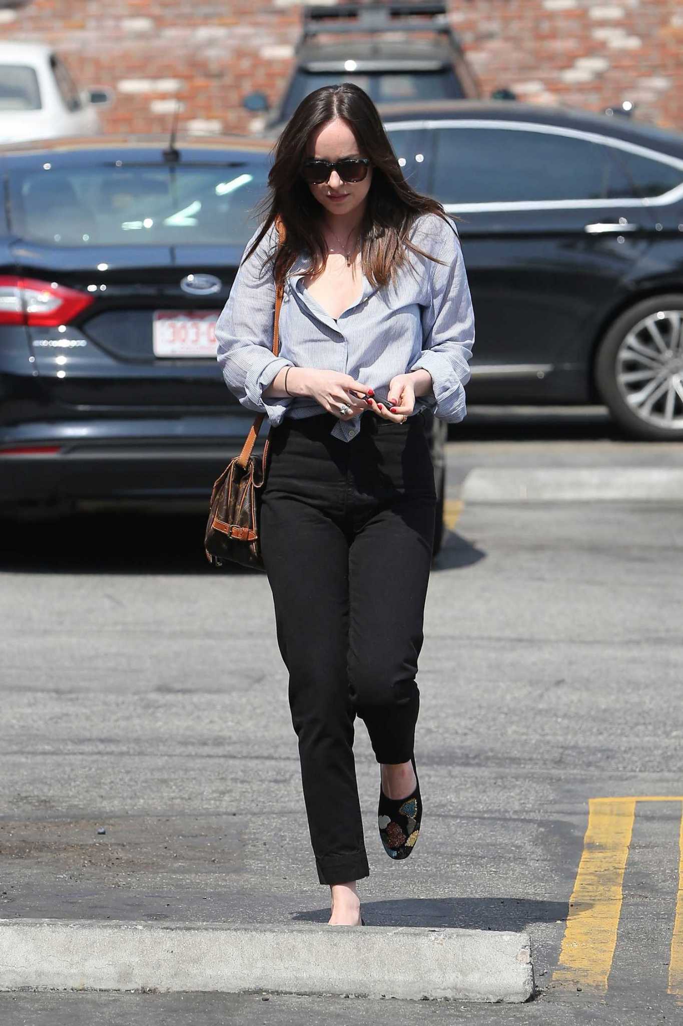Dakota_Johnson_-_Shopping_at_a_pet_store_in_Los_Angeles_on_March_20-08.jpg Dakota_Johnson_-_Shopping_at_a_pet_store_in_Los_Angeles_on_March_20-08.jpg
