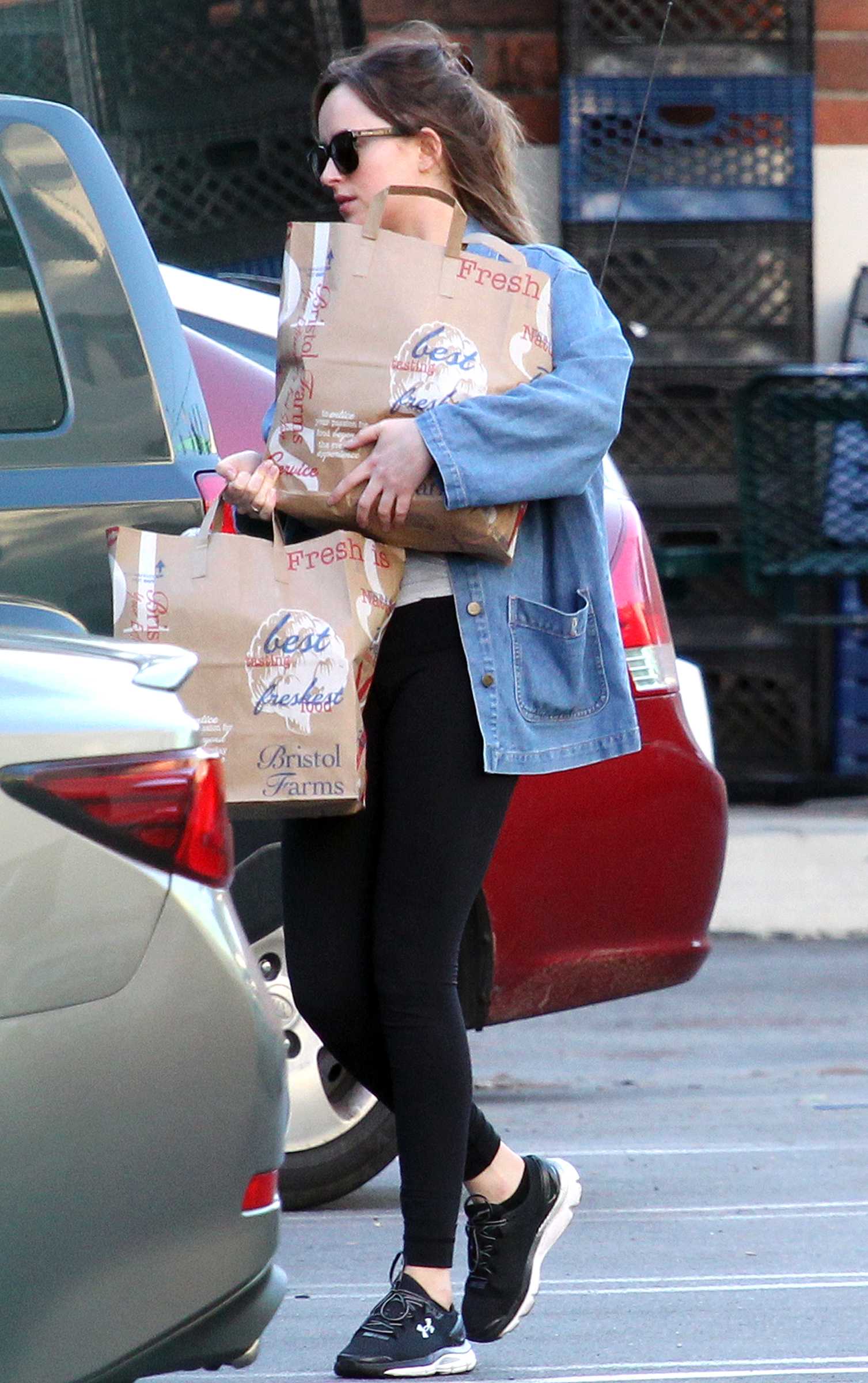 Dakota_Johnson_-_Shopping_in_Los_Angeles_on_November_7-01.jpg Dakota_Johnson_-_Shopping_in_Los_Angeles_on_November_7-01.jpg