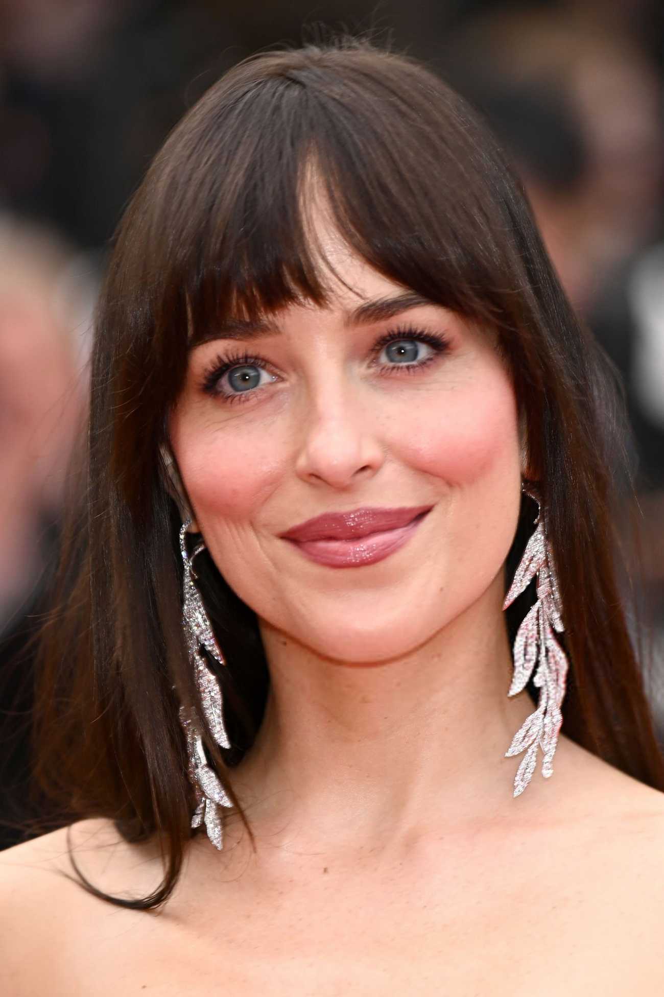 Dakota_Johnson_-_Splitsville_red_carpet_at_the_78th_annual_Cannes_Film_Festival_in_Cannes2C_France_28May_192C_202529_23.jpg Dakota_Johnson_-_Splitsville_red_carpet_at_the_78th_annual_Cannes_Film_Festival_in_Cannes2C_France_28May_192C_202529_23.jpg