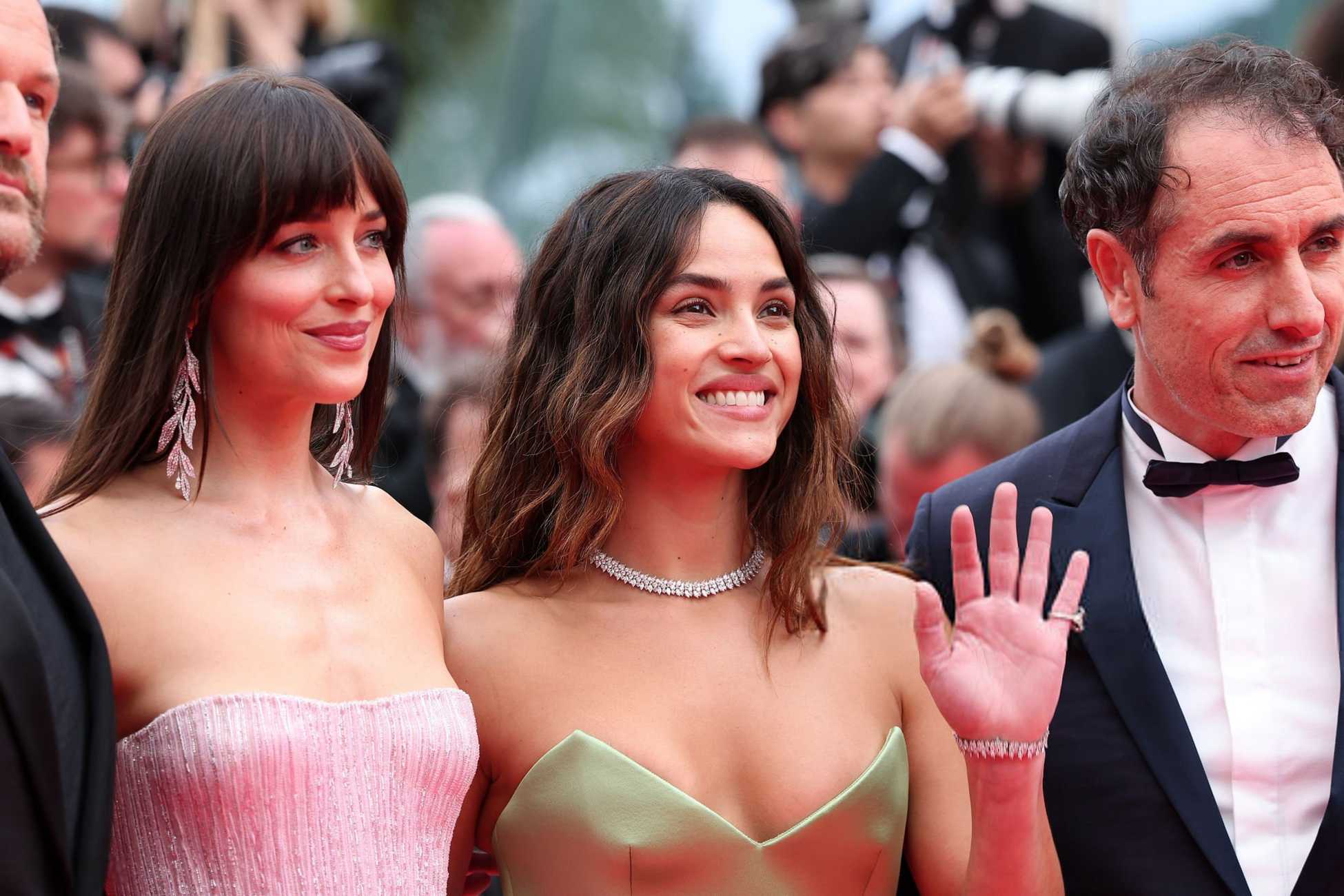 Dakota_Johnson_-_Splitsville_red_carpet_at_the_78th_annual_Cannes_Film_Festival_in_Cannes2C_France_28May_192C_202529_37.jpg Dakota_Johnson_-_Splitsville_red_carpet_at_the_78th_annual_Cannes_Film_Festival_in_Cannes2C_France_28May_192C_202529_37.jpg