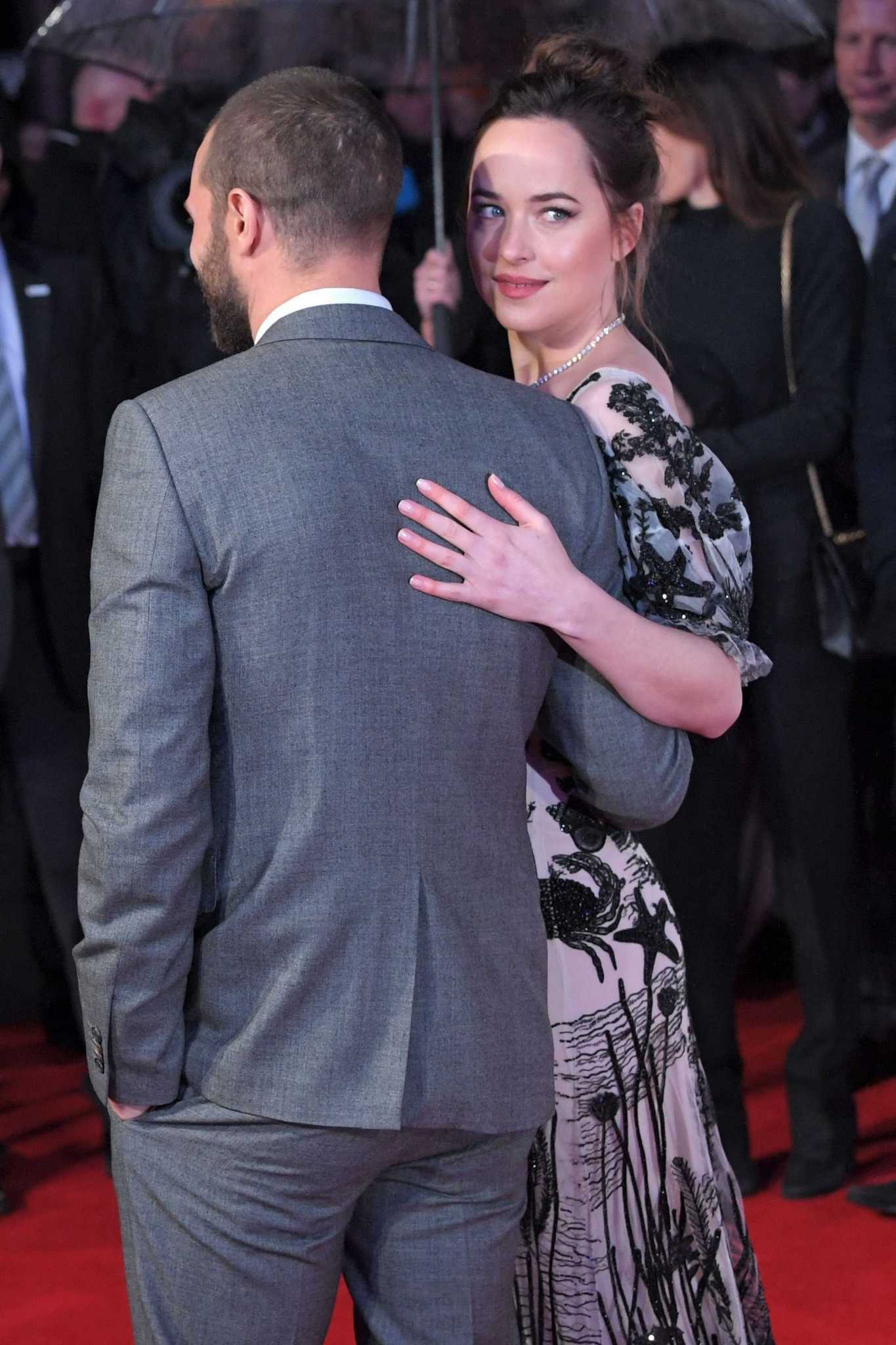 Dakota_Johnson_-__Fifty_Shades_Darker__premiere_in_London_on_Feb_9-109.jpg Dakota_Johnson_-__Fifty_Shades_Darker__premiere_in_London_on_Feb_9-109.jpg