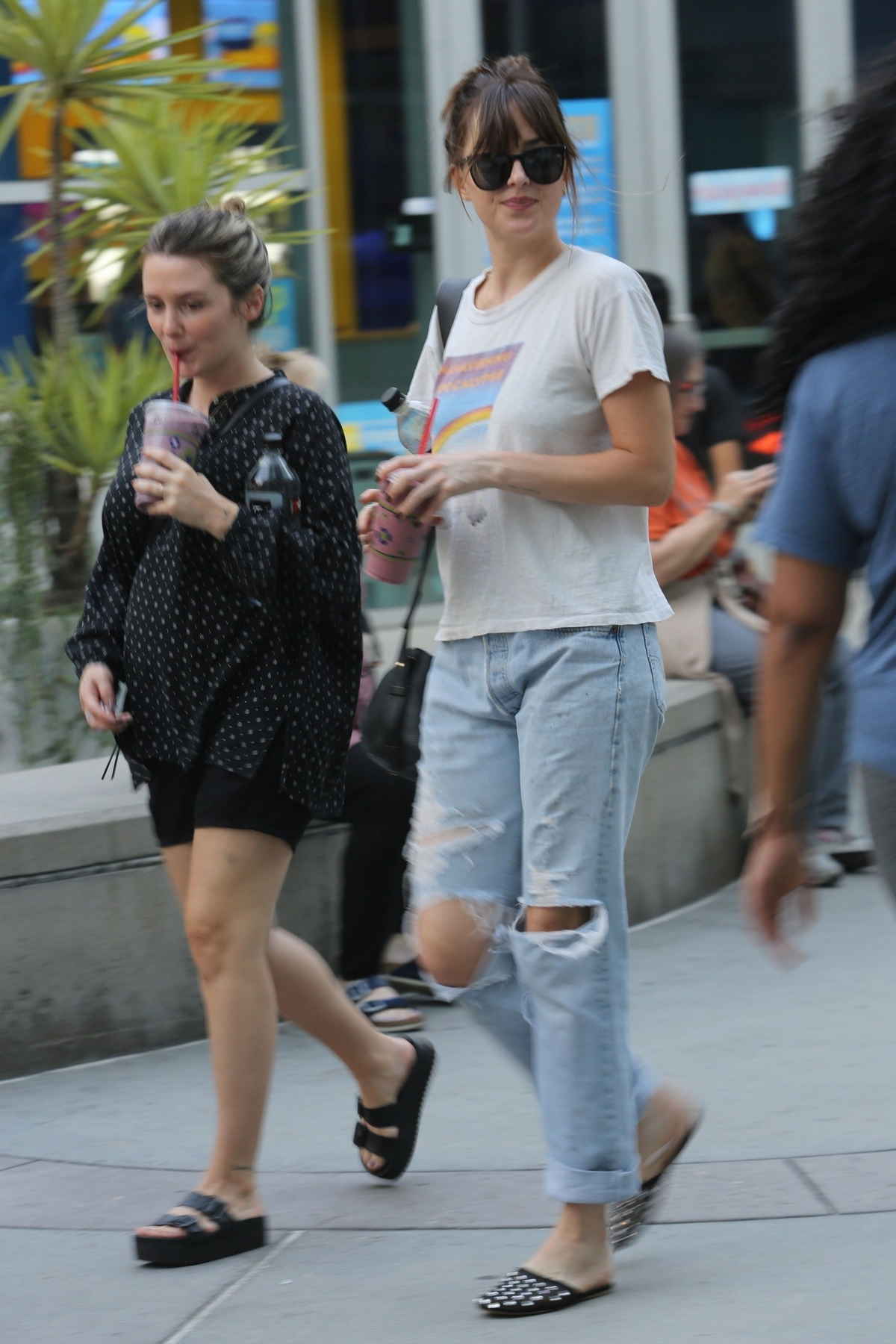 Dakota_Johnson_-_at_the_Arclight_Cinemas_with_her_friend_Addison_Timlin_in_Hollywood_-_July_600003.jpg Dakota_Johnson_-_at_the_Arclight_Cinemas_with_her_friend_Addison_Timlin_in_Hollywood_-_July_600003.jpg