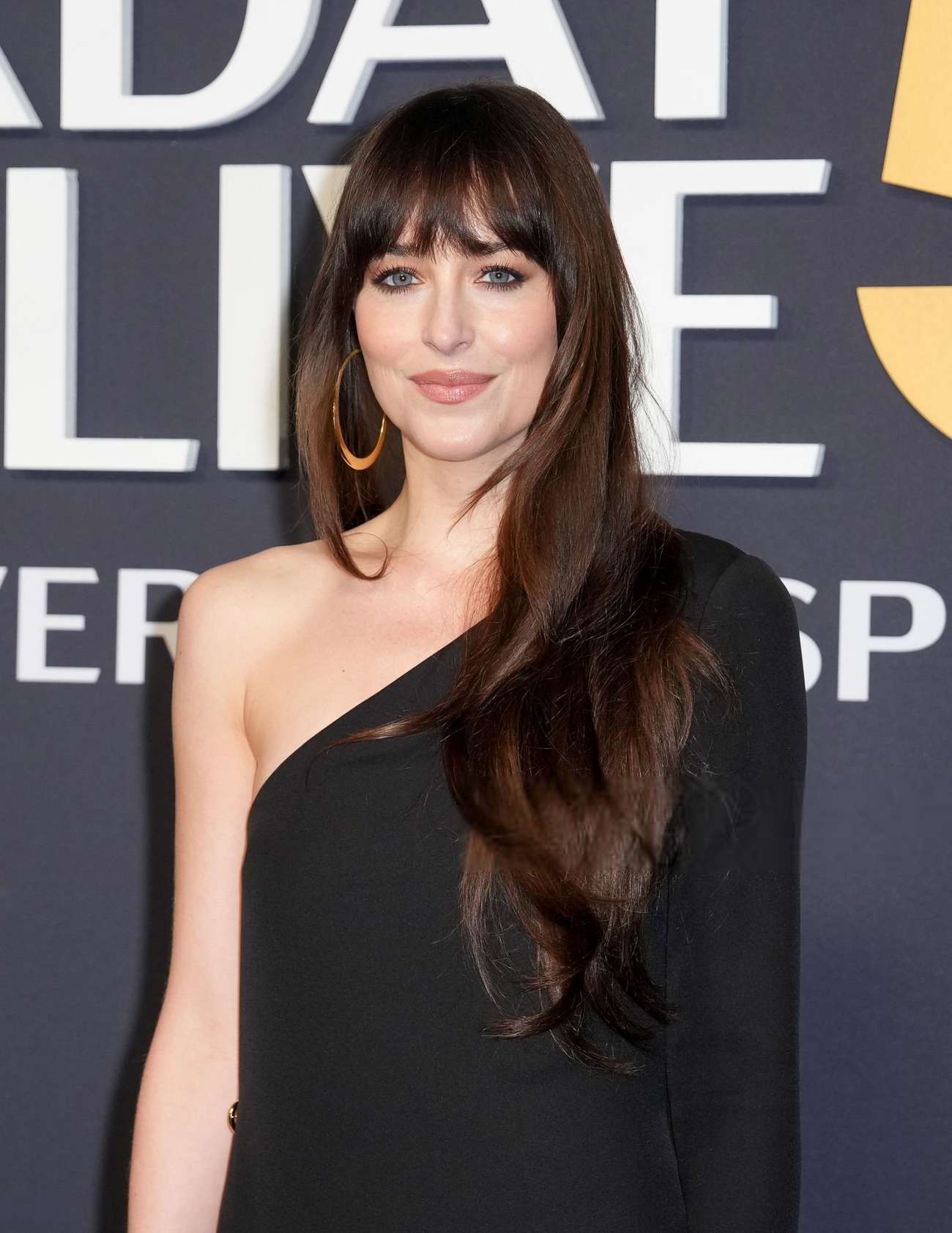 Dakota_Johnson_-_attends_SNL50_The_Anniversary_Special2C_New_York_City_-_February_162C_2025_06.jpg Dakota_Johnson_-_attends_SNL50_The_Anniversary_Special2C_New_York_City_-_February_162C_2025_06.jpg