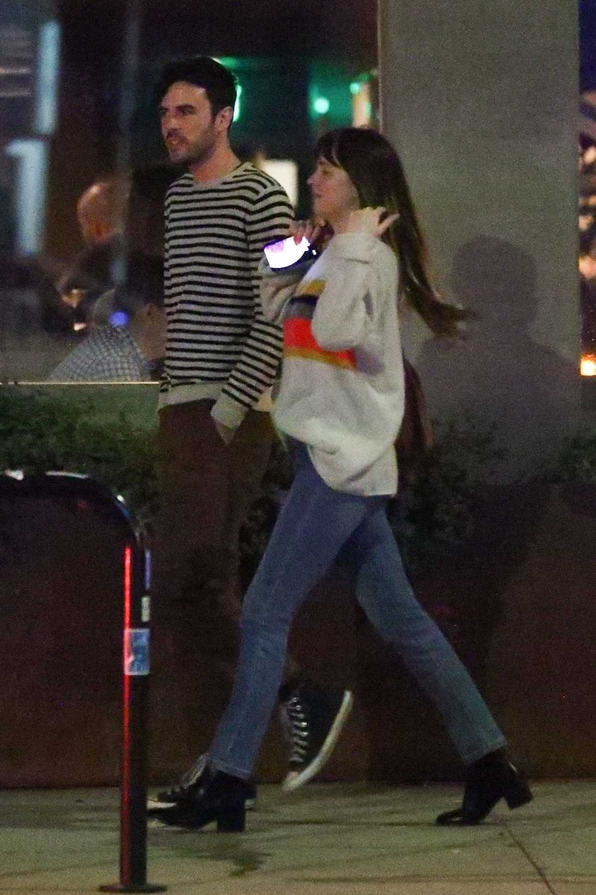 Dakota_Johnson_-_enjoys_a_dinner_date_with_a_mystery_man_at_Odys_2B_Penelope_in_LA_April_292C_2019-05.jpg Dakota_Johnson_-_enjoys_a_dinner_date_with_a_mystery_man_at_Odys_2B_Penelope_in_LA_April_292C_2019-05.jpg