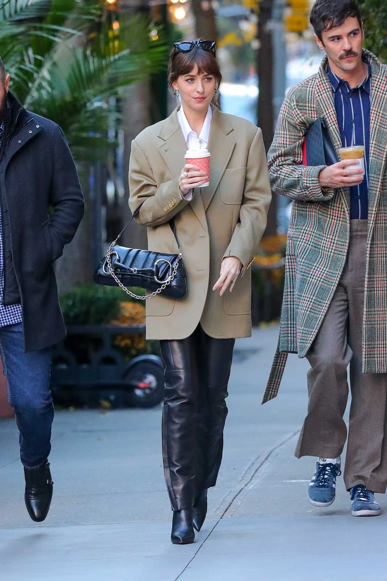 Dakota_Johnson_-_grabs_coffee_with_a_pal_at_Sant_Ambroeus_Madison_in_New_York_-_November_142C_202301.jpg