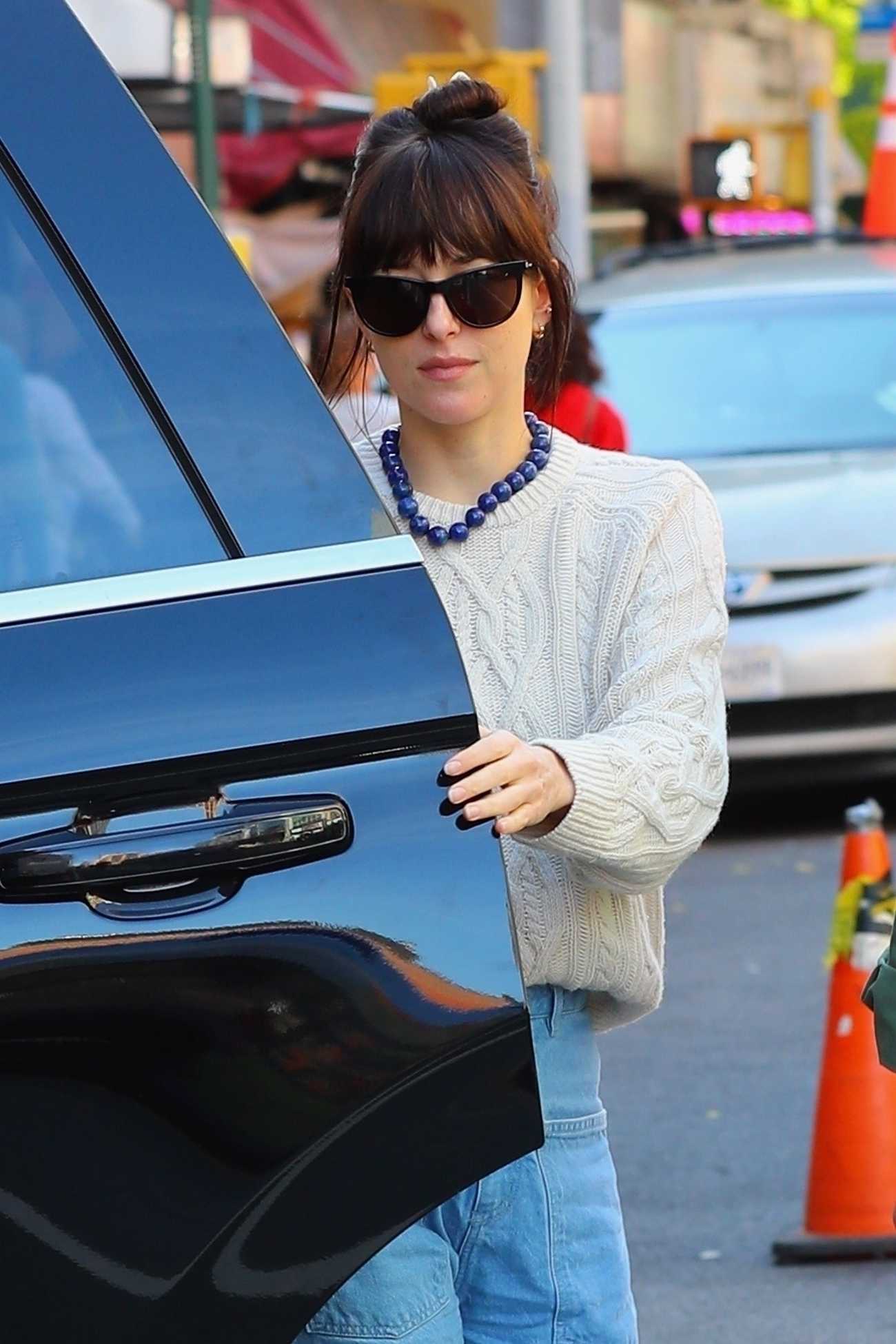 Dakota_Johnson_-_in_New_York2C_1012202202.jpg