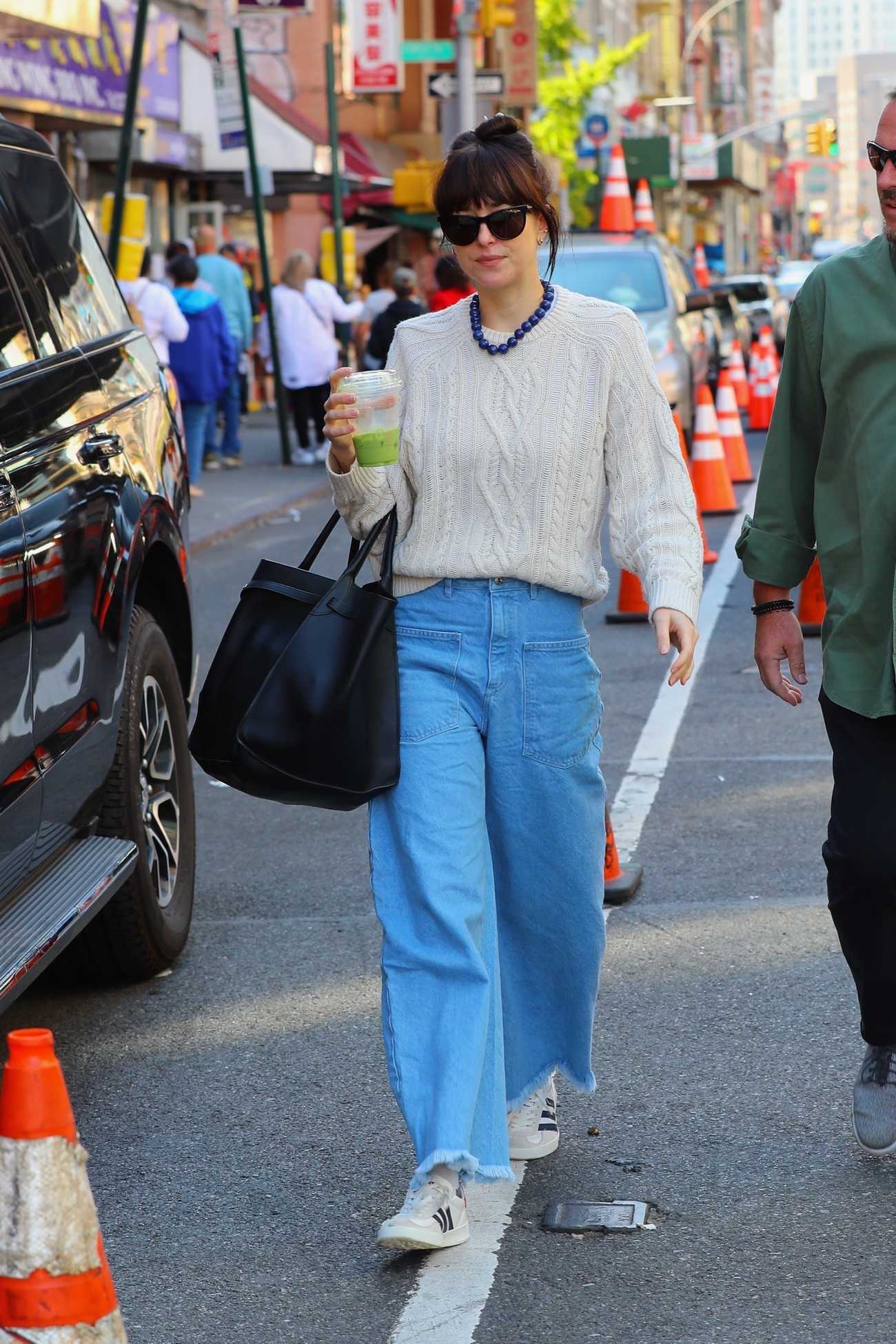 Dakota_Johnson_-_in_New_York2C_1012202204.jpg