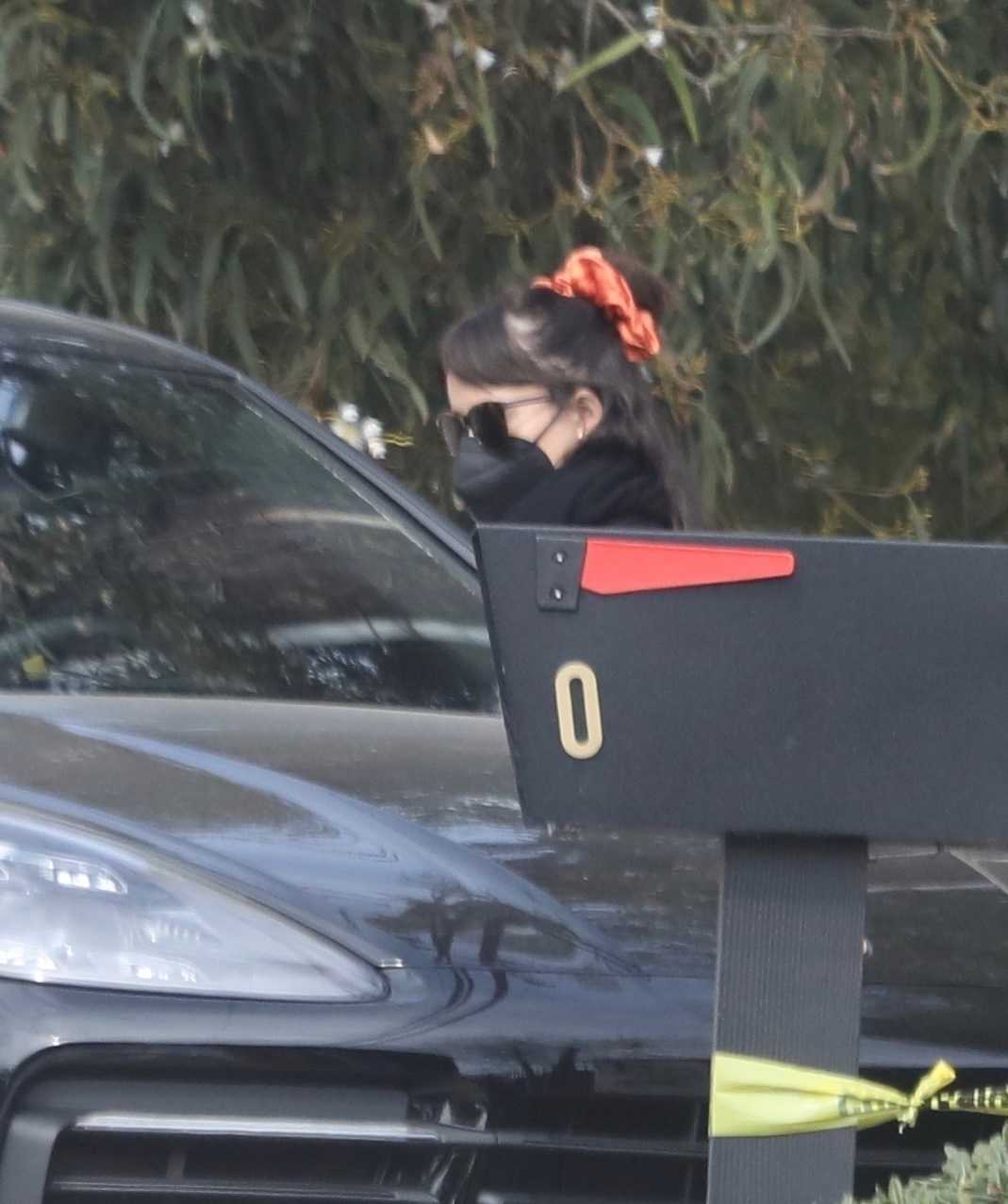 Dakota_Johnson_-_leaving_her_new__12_5_million_home_after_meeting_with_a_designer_in_Malibu2C_California__02152021_04.jpg Dakota_Johnson_-_leaving_her_new__12_5_million_home_after_meeting_with_a_designer_in_Malibu2C_California__02152021_04.jpg
