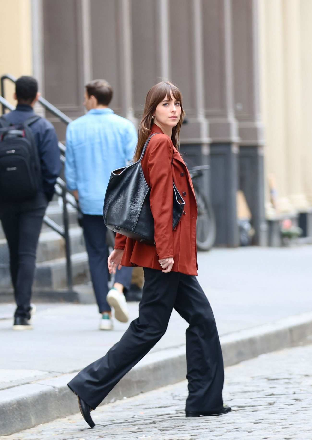 Dakota_Johnson_-_seen_at_the_movie_set_of_the__Materialists__in_New_York_May_162C_2024_02.jpg Dakota_Johnson_-_seen_at_the_movie_set_of_the__Materialists__in_New_York_May_162C_2024_02.jpg