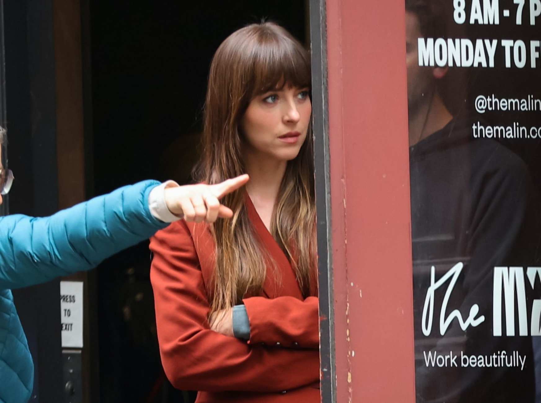 Dakota_Johnson_-_seen_at_the_movie_set_of_the__Materialists__in_New_York_May_162C_2024_27.jpg Dakota_Johnson_-_seen_at_the_movie_set_of_the__Materialists__in_New_York_May_162C_2024_27.jpg