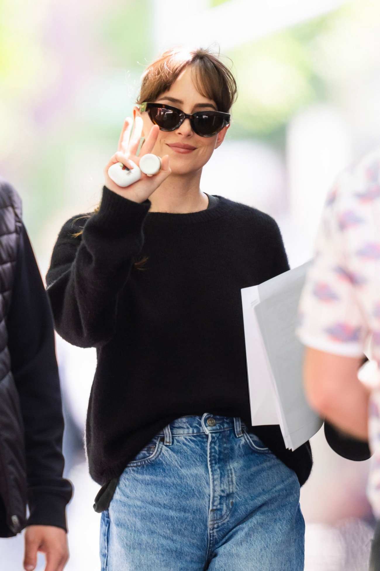 Dakota_Johnson_-_seen_at_the_movie_set_of_the__Materialists__in_New_York_May_302C_2024_03.jpg