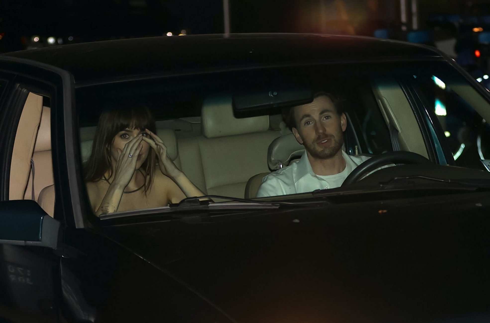 Dakota_Johnson_-_seen_at_the_movie_set_of_the__Materialists__in_New_York_May_302C_2024_07.jpg