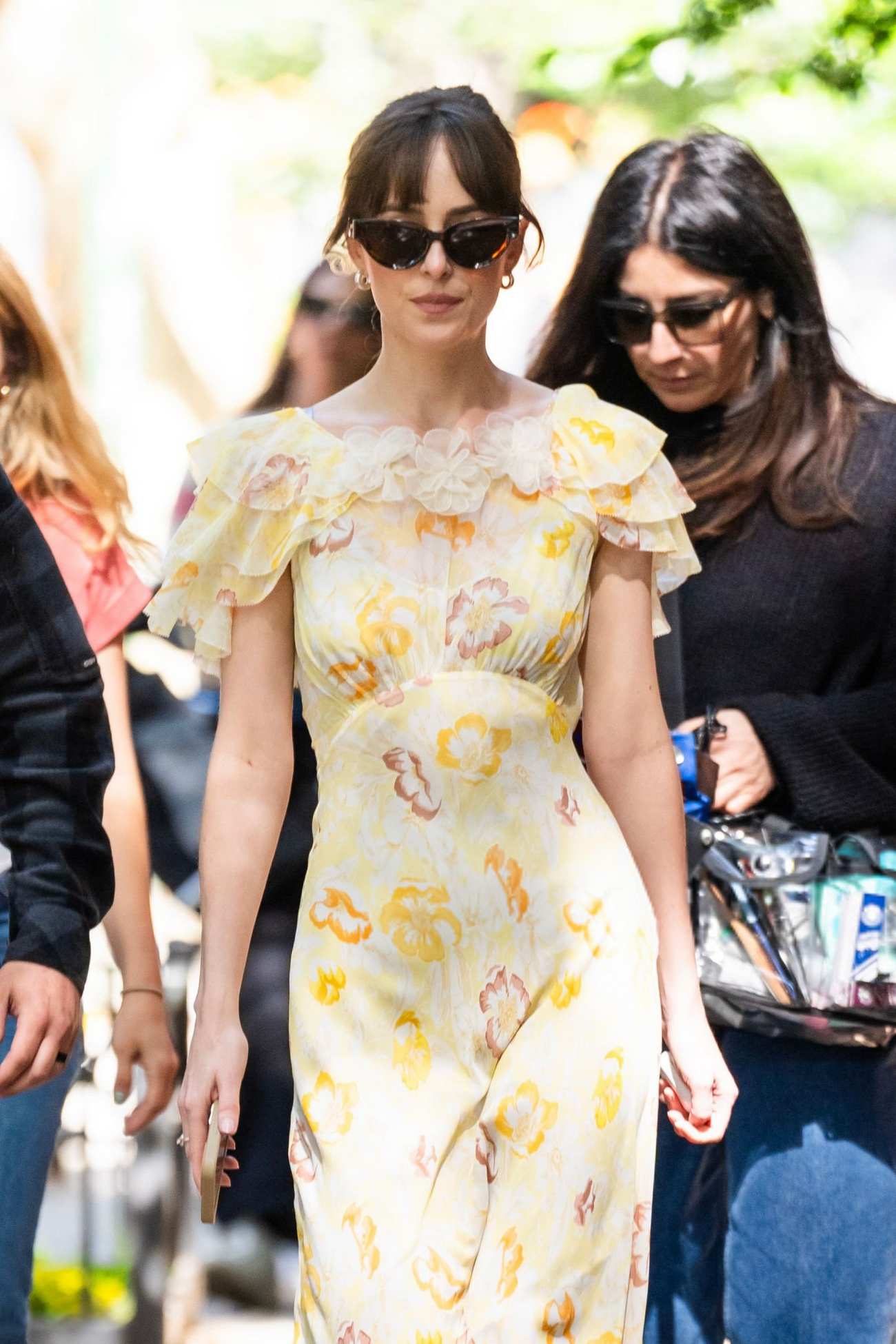 Dakota_Johnson_-_seen_at_the_movie_set_of_the__Materialists__in_New_York_May_312C_2024_06.jpg