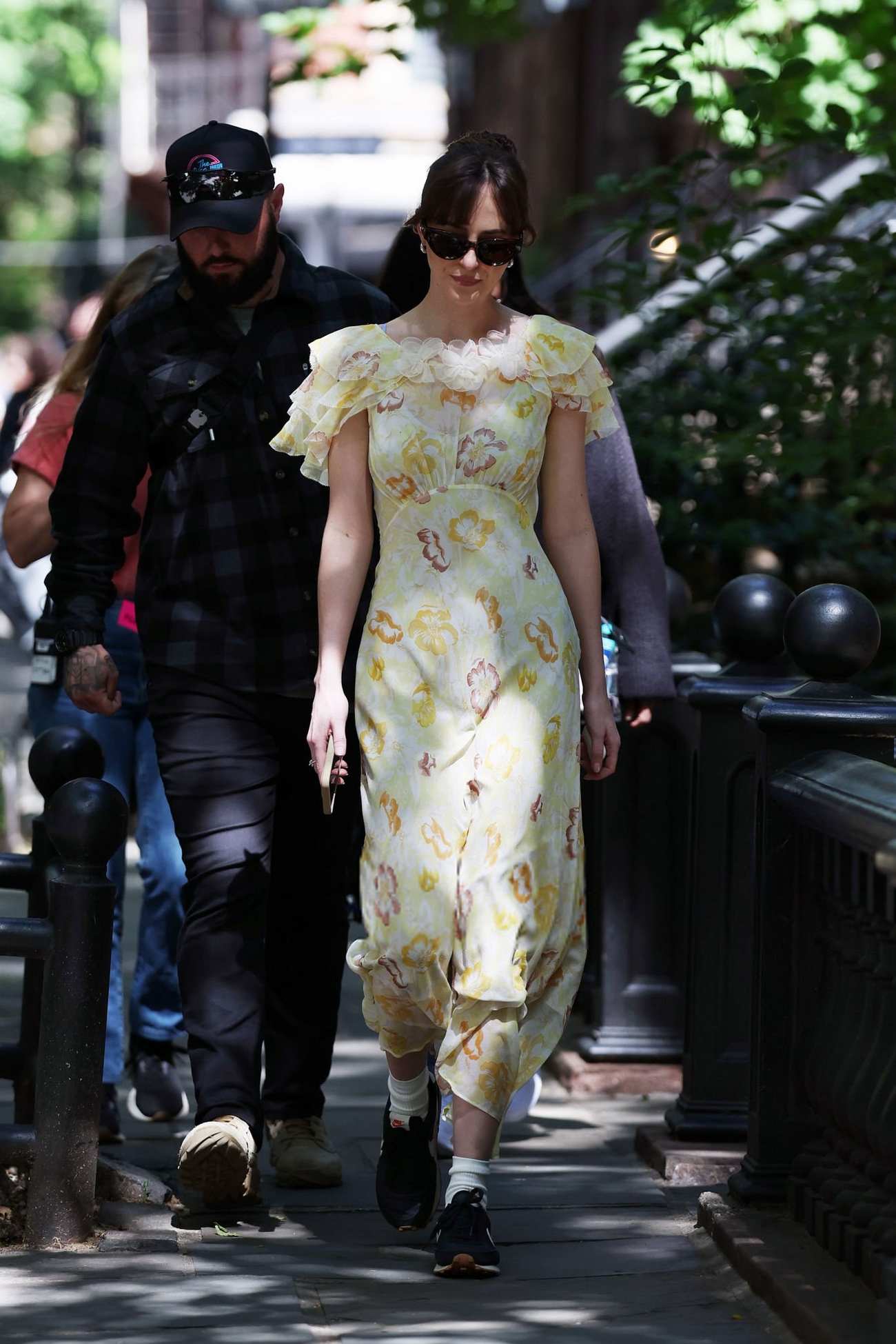 Dakota_Johnson_-_seen_at_the_movie_set_of_the__Materialists__in_New_York_May_312C_2024_15.jpg
