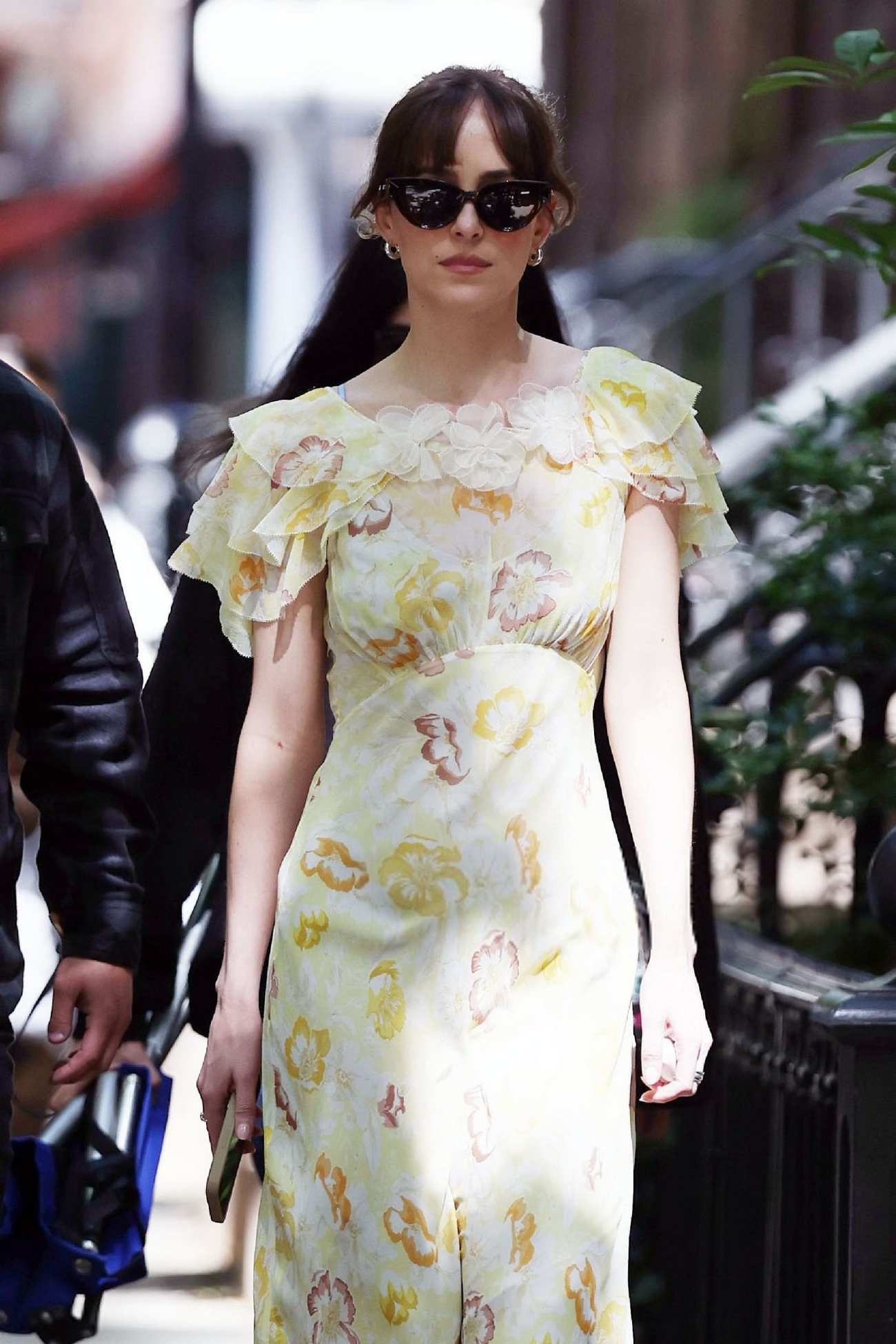 Dakota_Johnson_-_seen_at_the_movie_set_of_the__Materialists__in_New_York_May_312C_2024_16.jpg