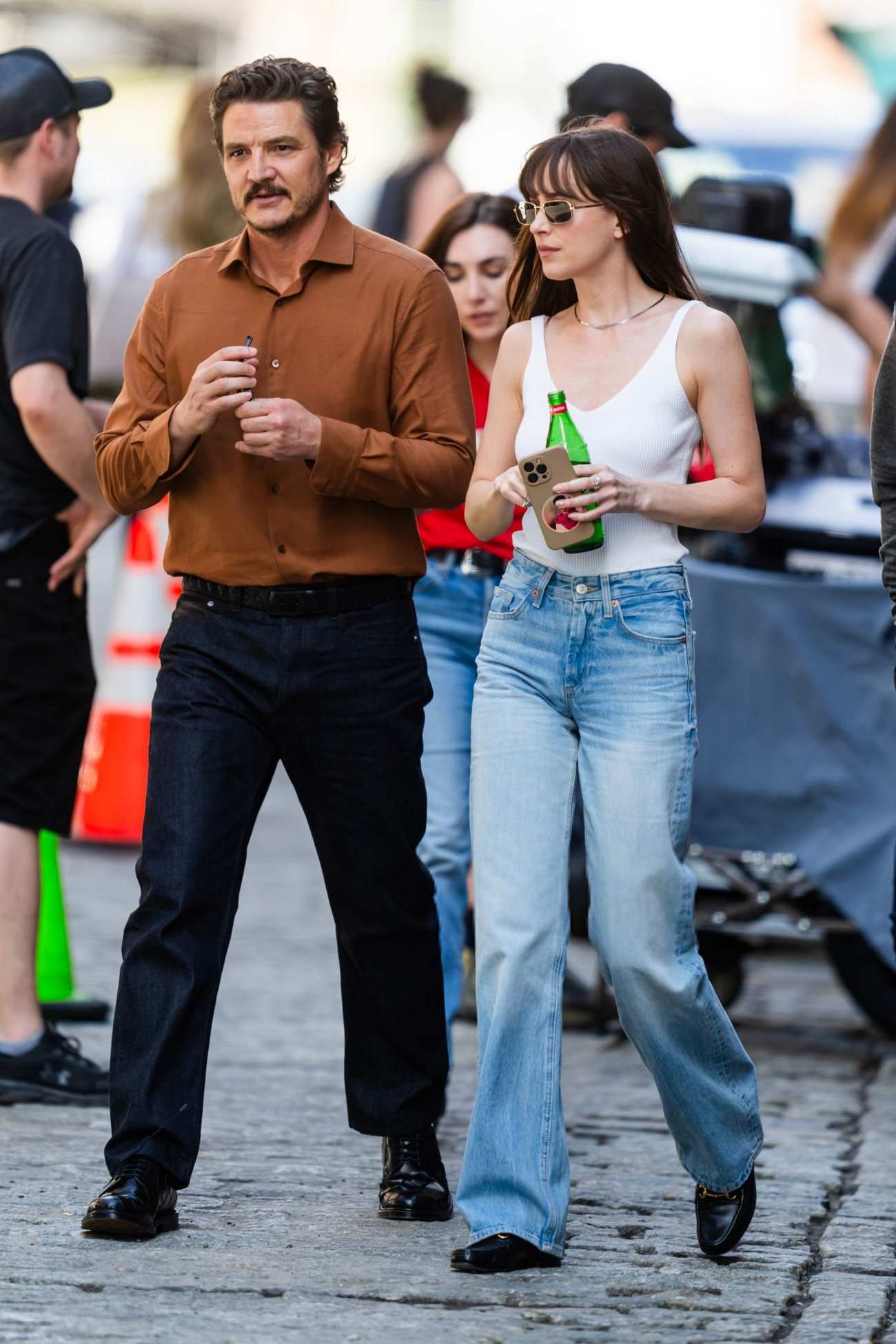 Dakota_Johnson_-_seen_at_the_movie_set_of_the__Materialists__in_New_York_May_82C_2024_07.jpg Dakota_Johnson_-_seen_at_the_movie_set_of_the__Materialists__in_New_York_May_82C_2024_07.jpg